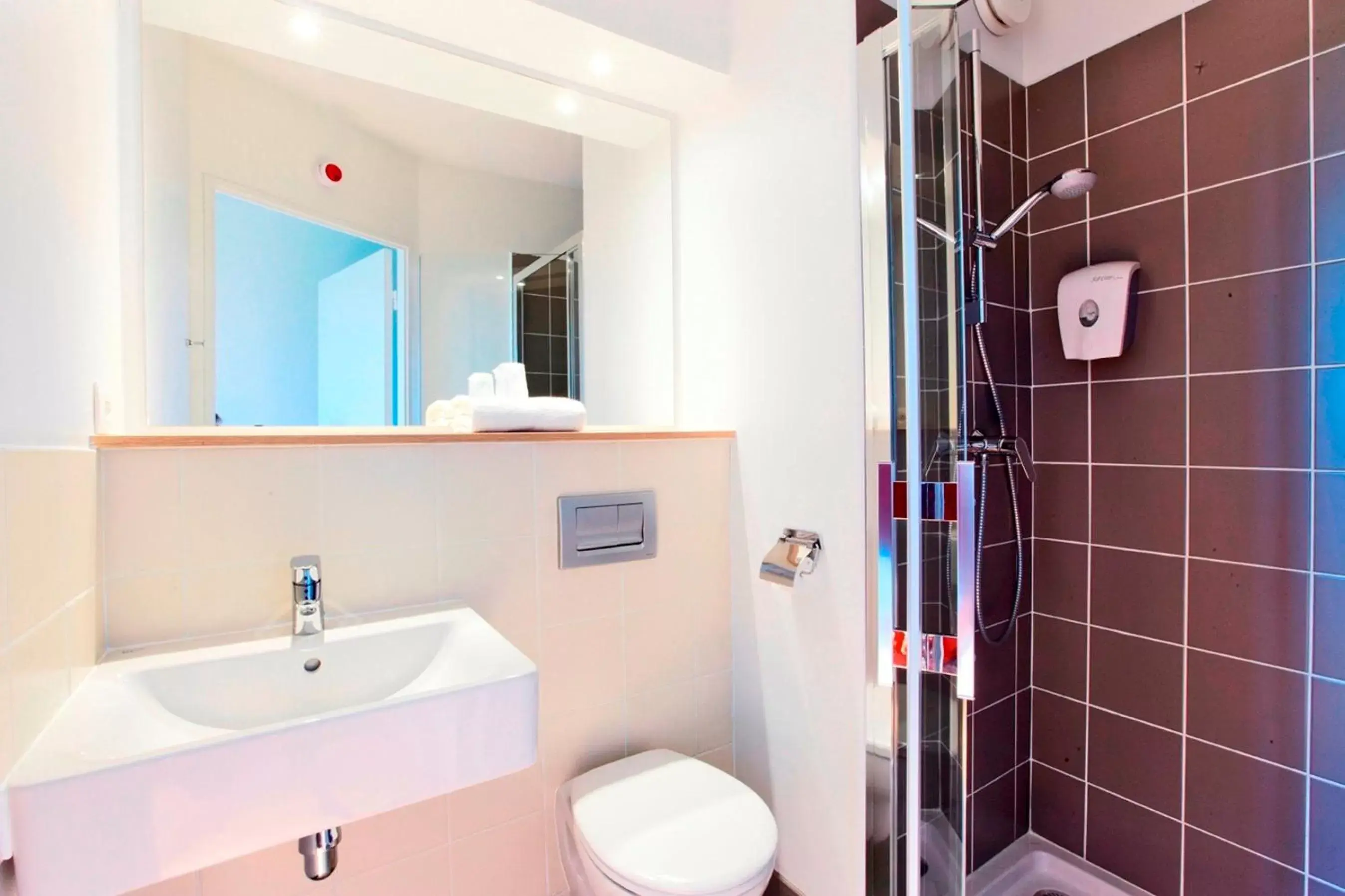 Triple Room with Three Single Beds in Premiere Classe Caen Nord - Mémorial Triple Room with Three Single Beds in Premiere Classe Caen Nord - Mémorial