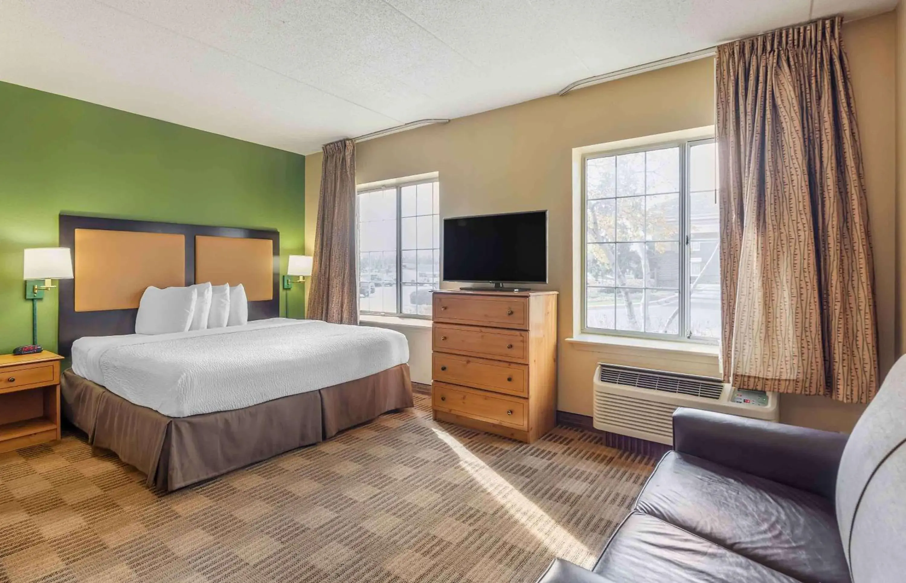 Deluxe Studio with 1 King Bed - Non-Smoking in Extended Stay America Select Suites - Chicago - Lombard - Oakbrook Deluxe Studio with 1 King Bed - Non-Smoking in Extended Stay America Select Suites - Chicago - Lombard - Oakbrook