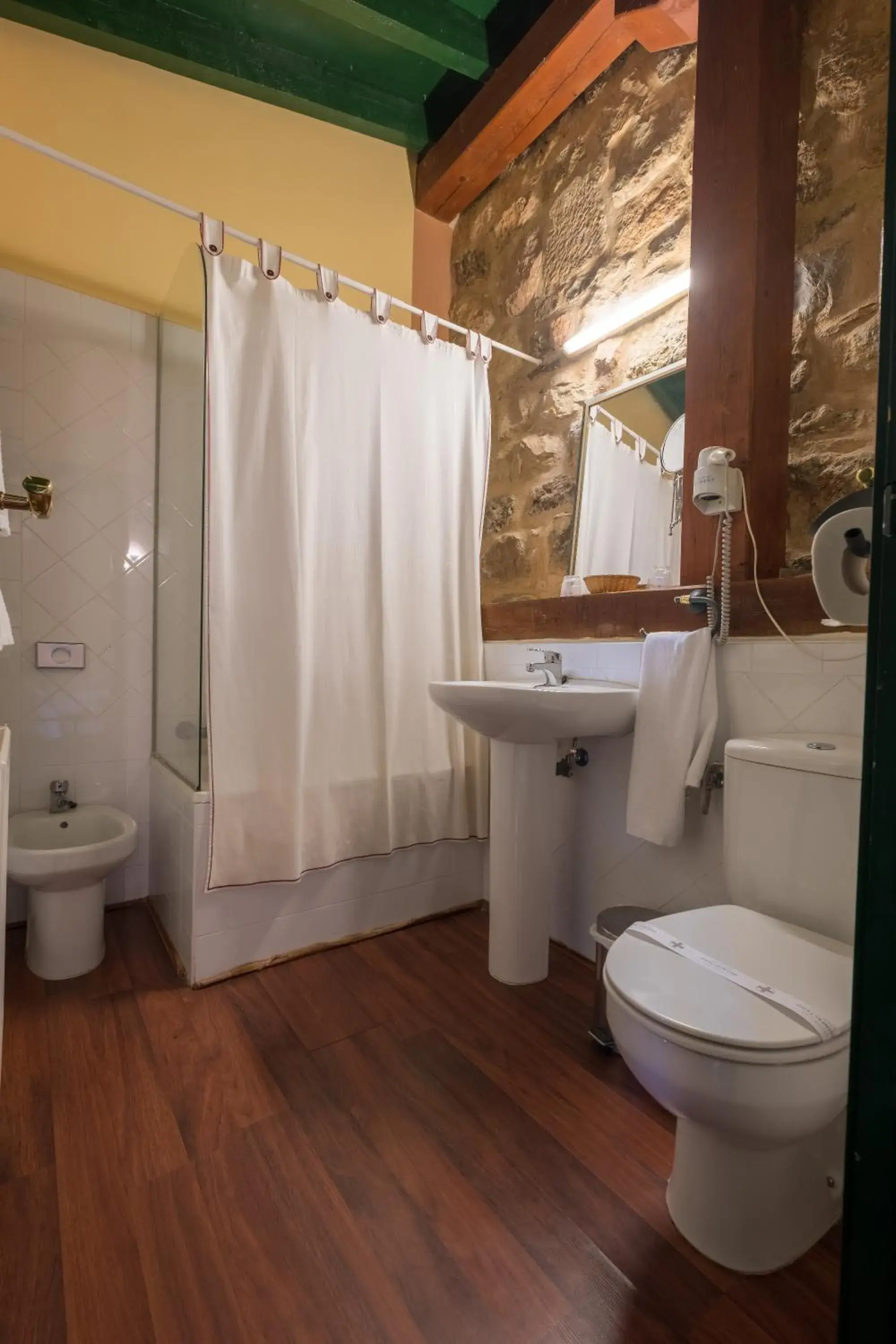 Double or Twin Room - Disability Access in Hotel Posada Santa Maria la Real Double or Twin Room - Disability Access in Hotel Posada Santa Maria la Real