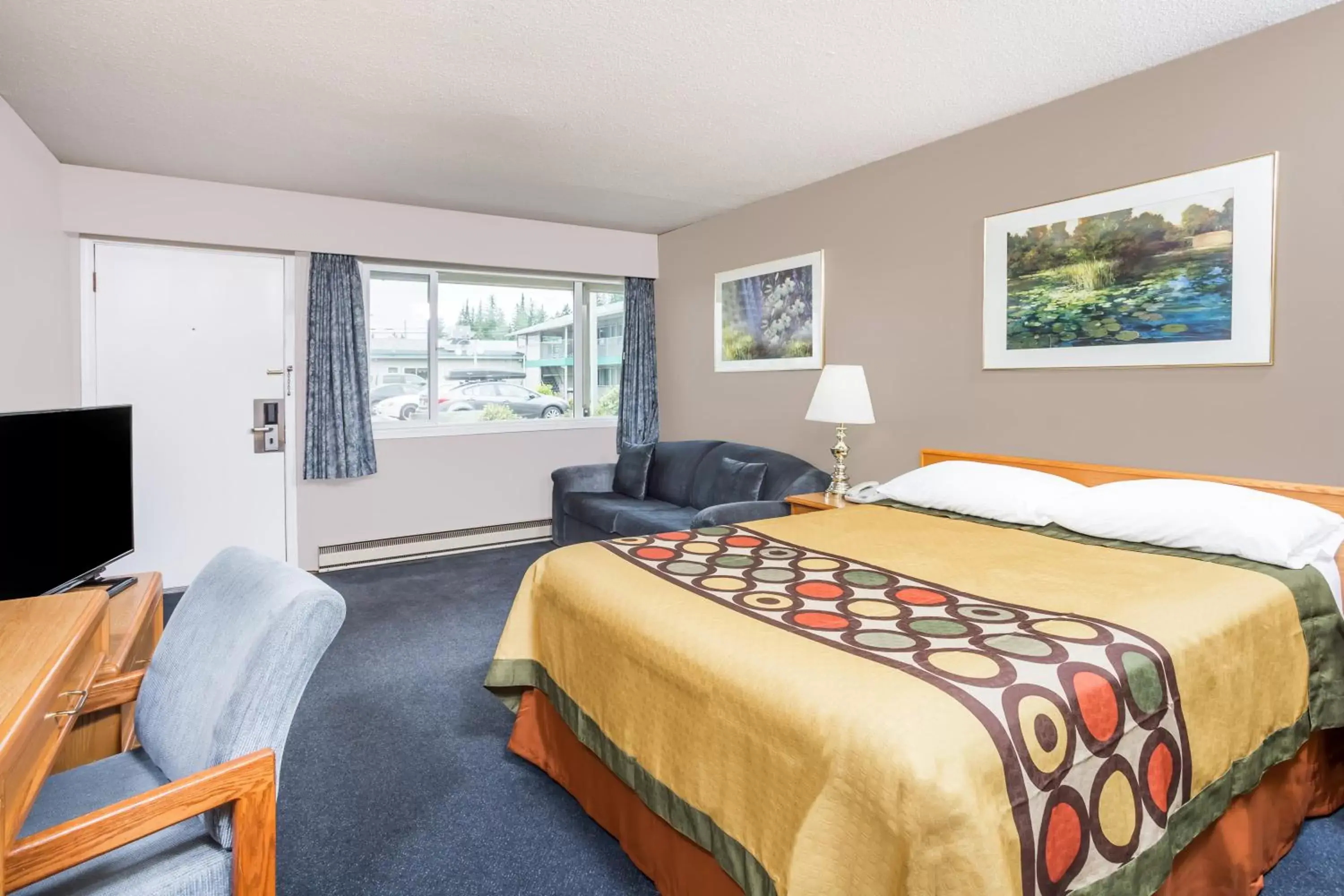 Queen Room in Super 8 by Wyndham Quesnel BC Queen Room in Super 8 by Wyndham Quesnel BC