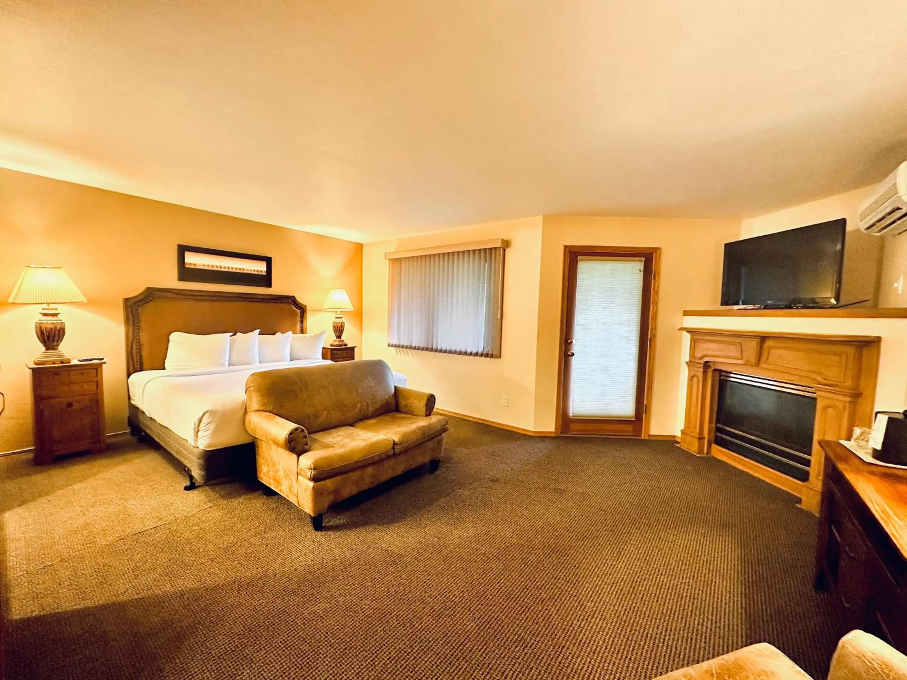 No Pet -- Junior King Suite in The Lodge at Leathem Smith No Pet -- Junior King Suite in The Lodge at Leathem Smith