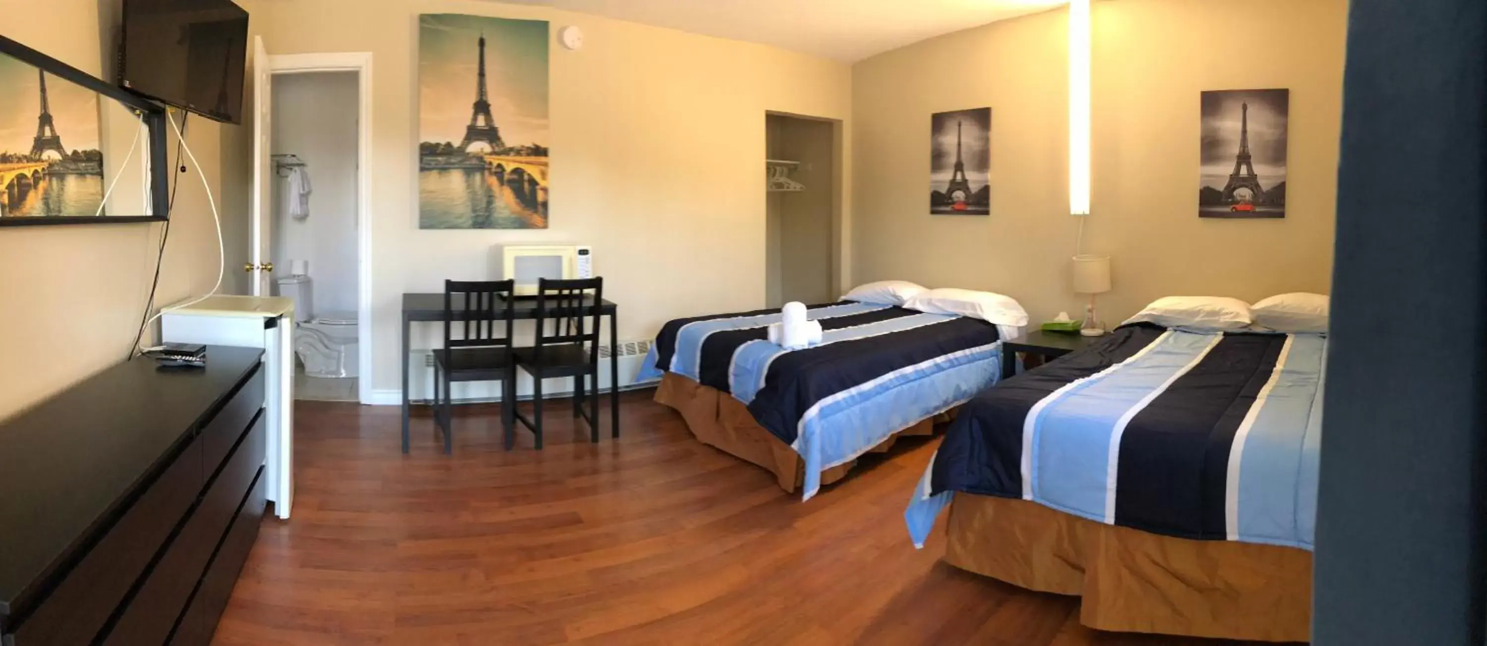 Queen Room with Two Queen Beds in Wasaga Motel Inn Queen Room with Two Queen Beds in Wasaga Motel Inn