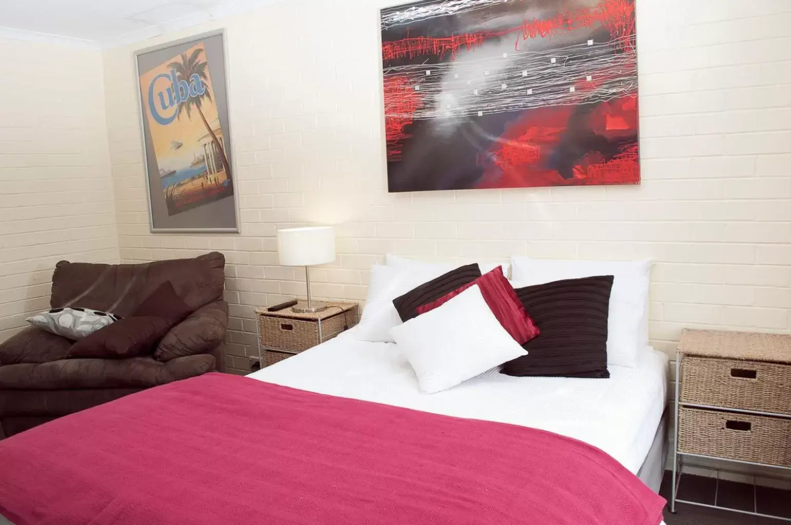 Deluxe Queen Room in The Mews Motel Deluxe Queen Room in The Mews Motel