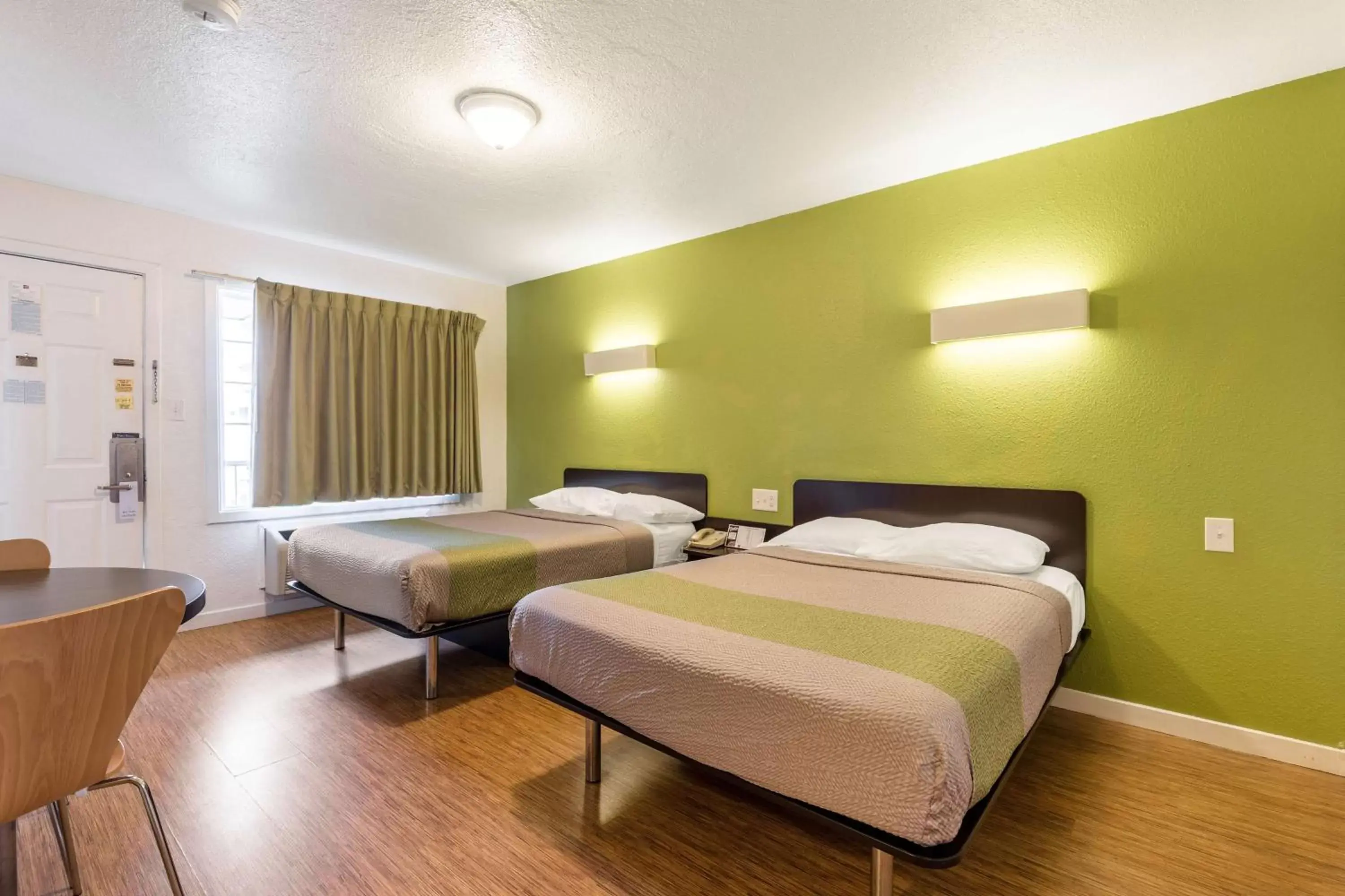 Quadruple Room - Disability Access - Roll in Shower in Motel 6 San Rafael Quadruple Room - Disability Access - Roll in Shower in Motel 6 San Rafael