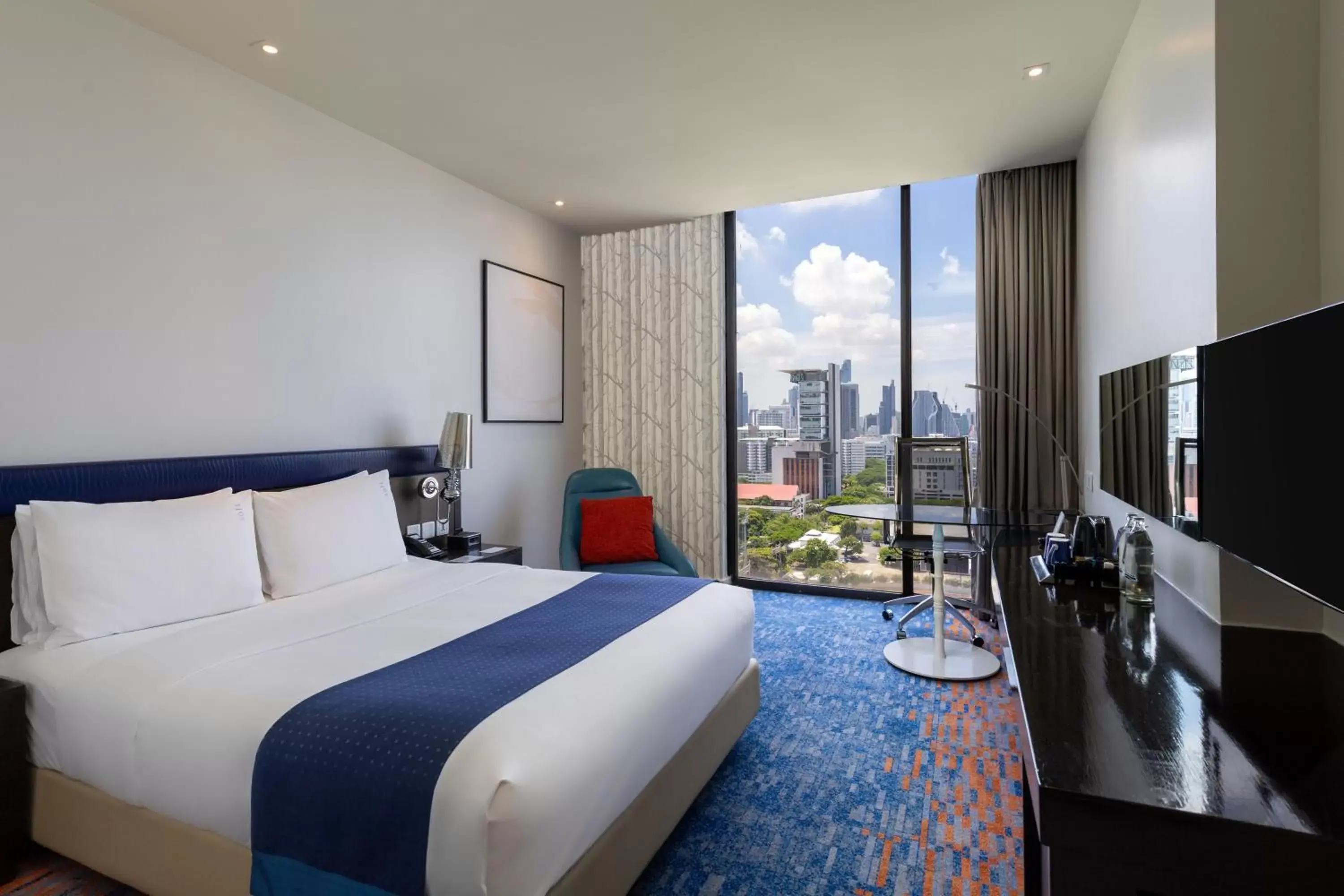 1 Queen Standard Room with Stadium View - Smoking in Holiday Inn Express Bangkok Siam by IHG 1 Queen Standard Room with Stadium View - Smoking in Holiday Inn Express Bangkok Siam by IHG