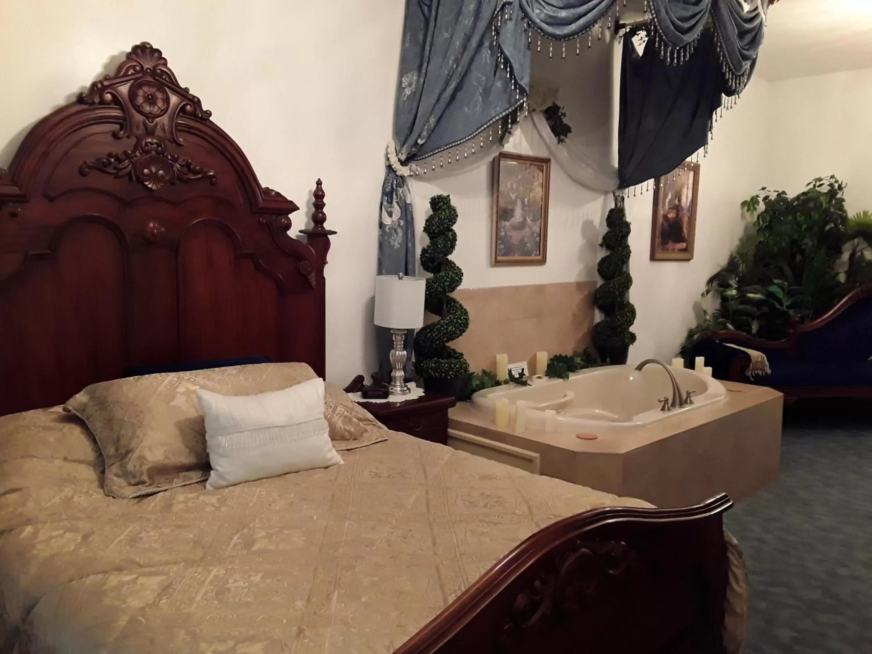 Deluxe Queen Suite in Lions Gate Manor Deluxe Queen Suite in Lions Gate Manor