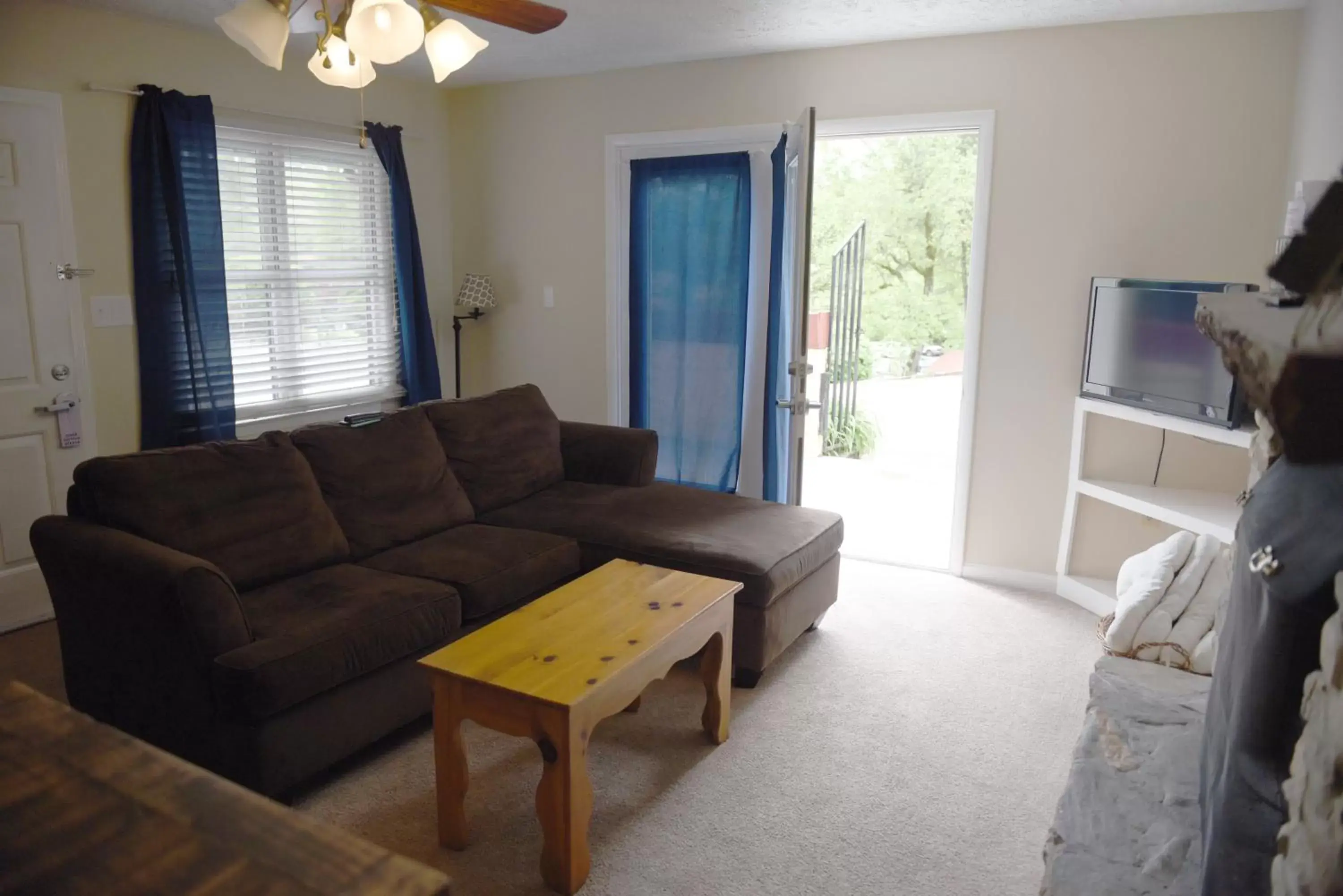 King Suite with Patio and Mountain View in Heidi Motel - Helen King Suite with Patio and Mountain View in Heidi Motel - Helen