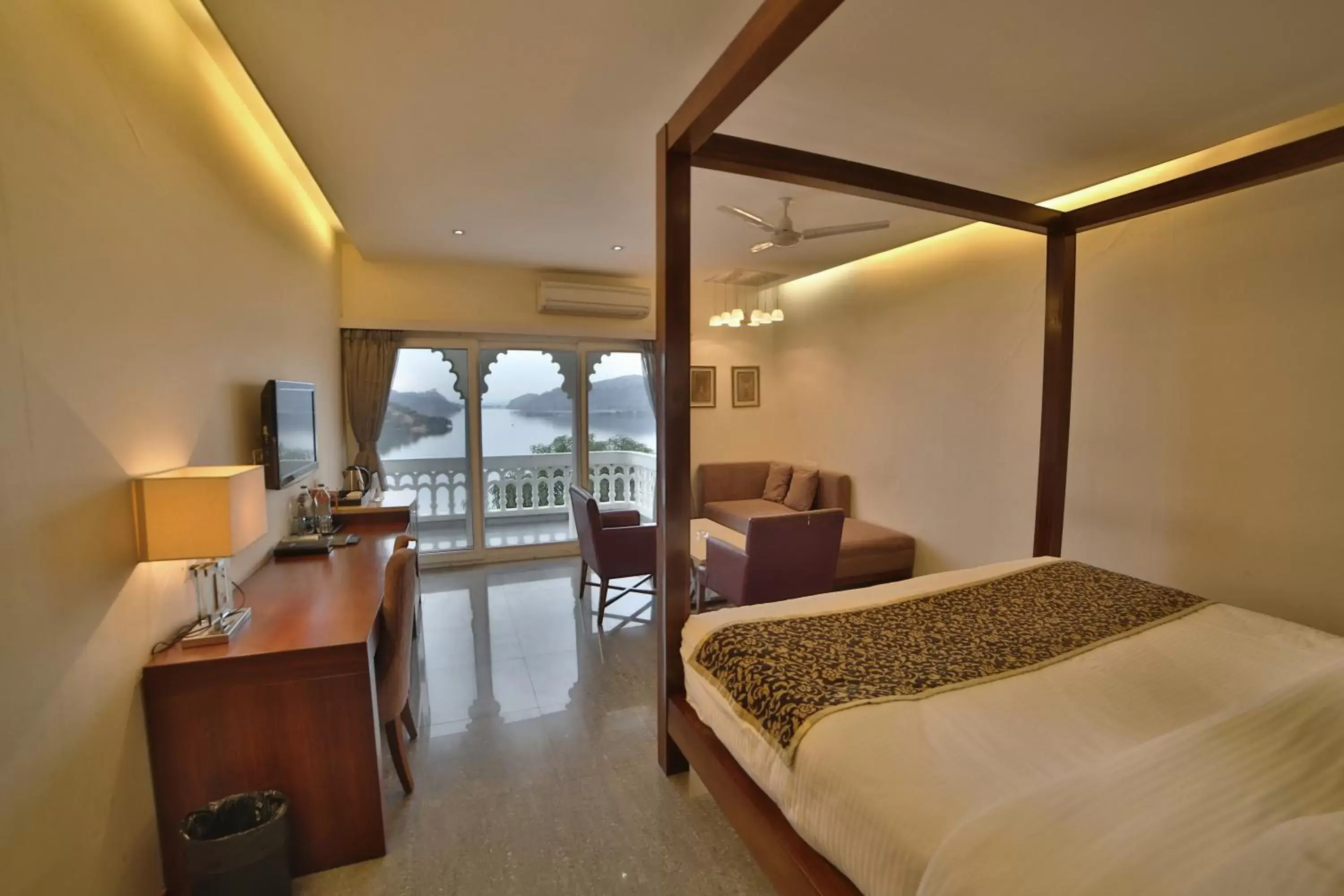 Deluxe Double Room in Jaisamand Island Resort Deluxe Double Room in Jaisamand Island Resort