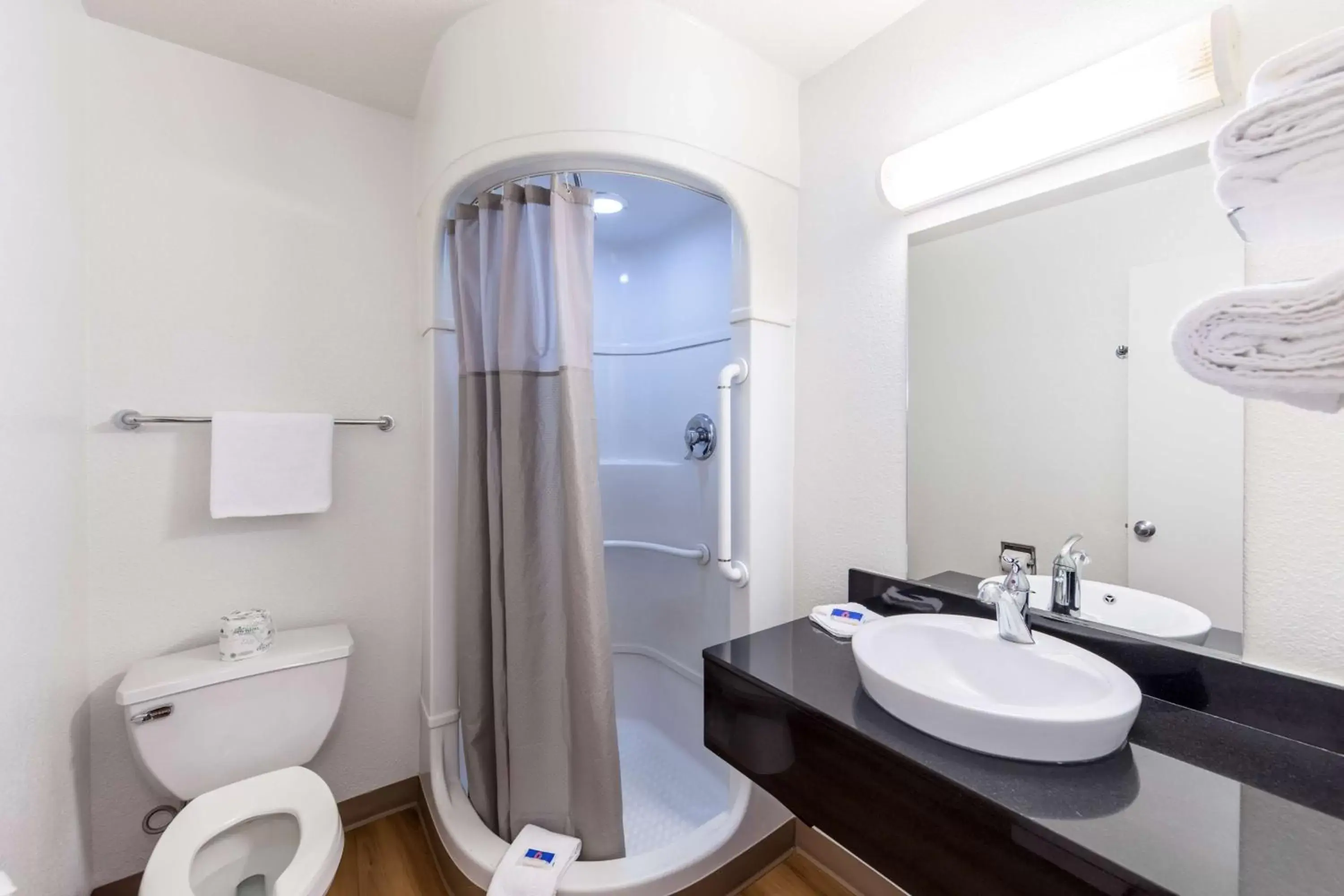 Deluxe Quadruple Room in Motel 6-Klamath Falls, OR Deluxe Quadruple Room in Motel 6-Klamath Falls, OR