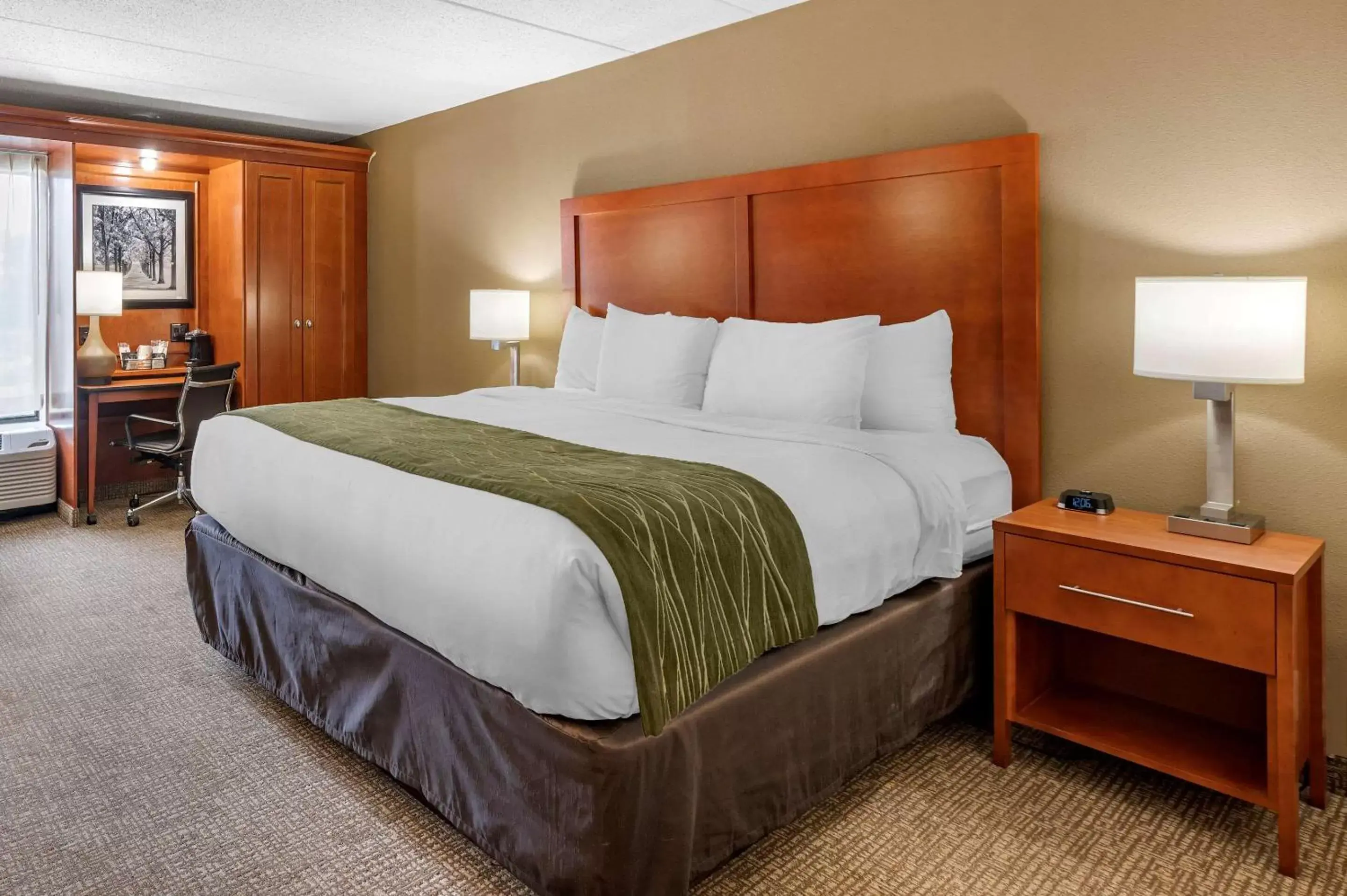 King Room - Non-Smoking in Comfort Inn Oxford - University Area King Room - Non-Smoking in Comfort Inn Oxford - University Area