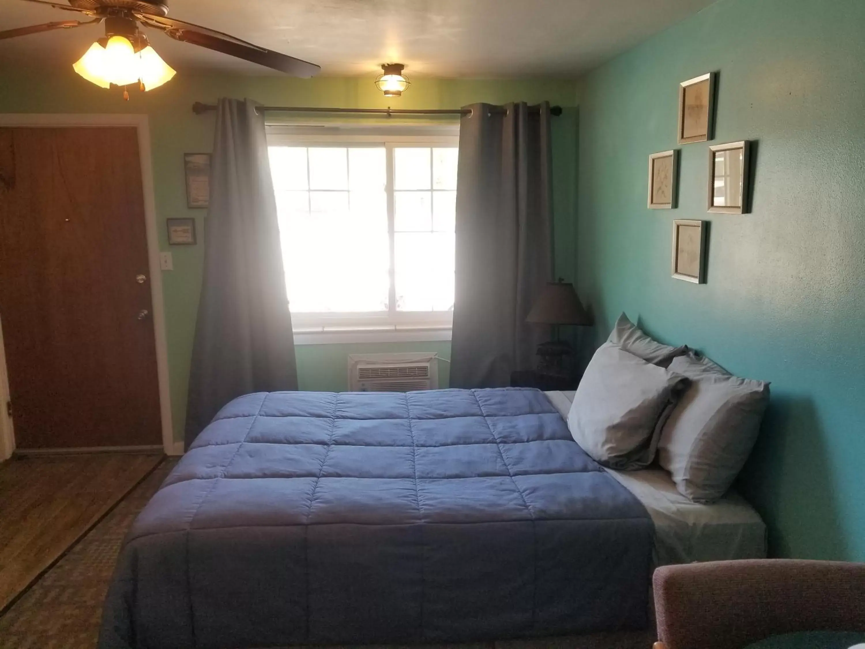 Standard Queen Room in Two Rivers Inn Standard Queen Room in Two Rivers Inn