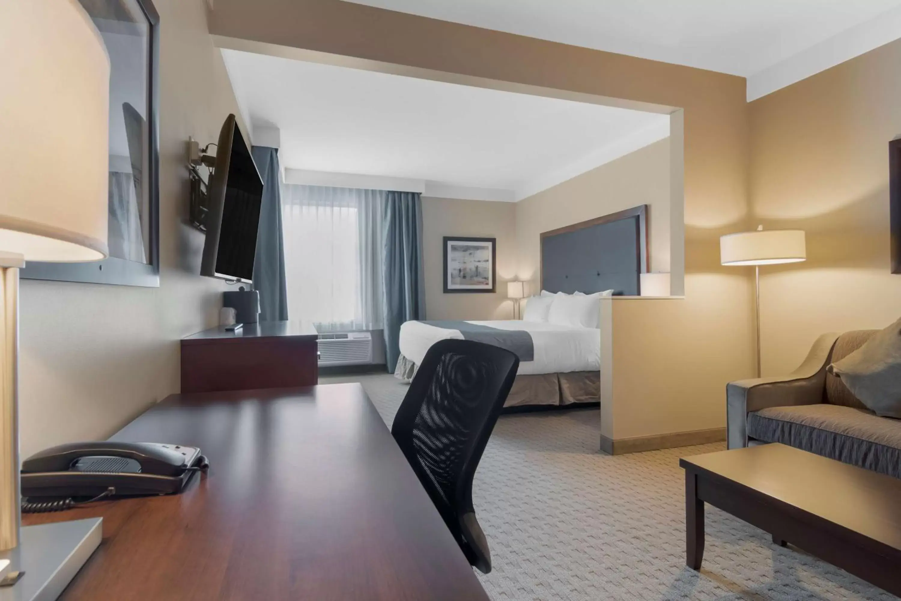 King Suite with Sofa Bed and Bathtub - Disability Access in Best Western Plus Revelstoke King Suite with Sofa Bed and Bathtub - Disability Access in Best Western Plus Revelstoke