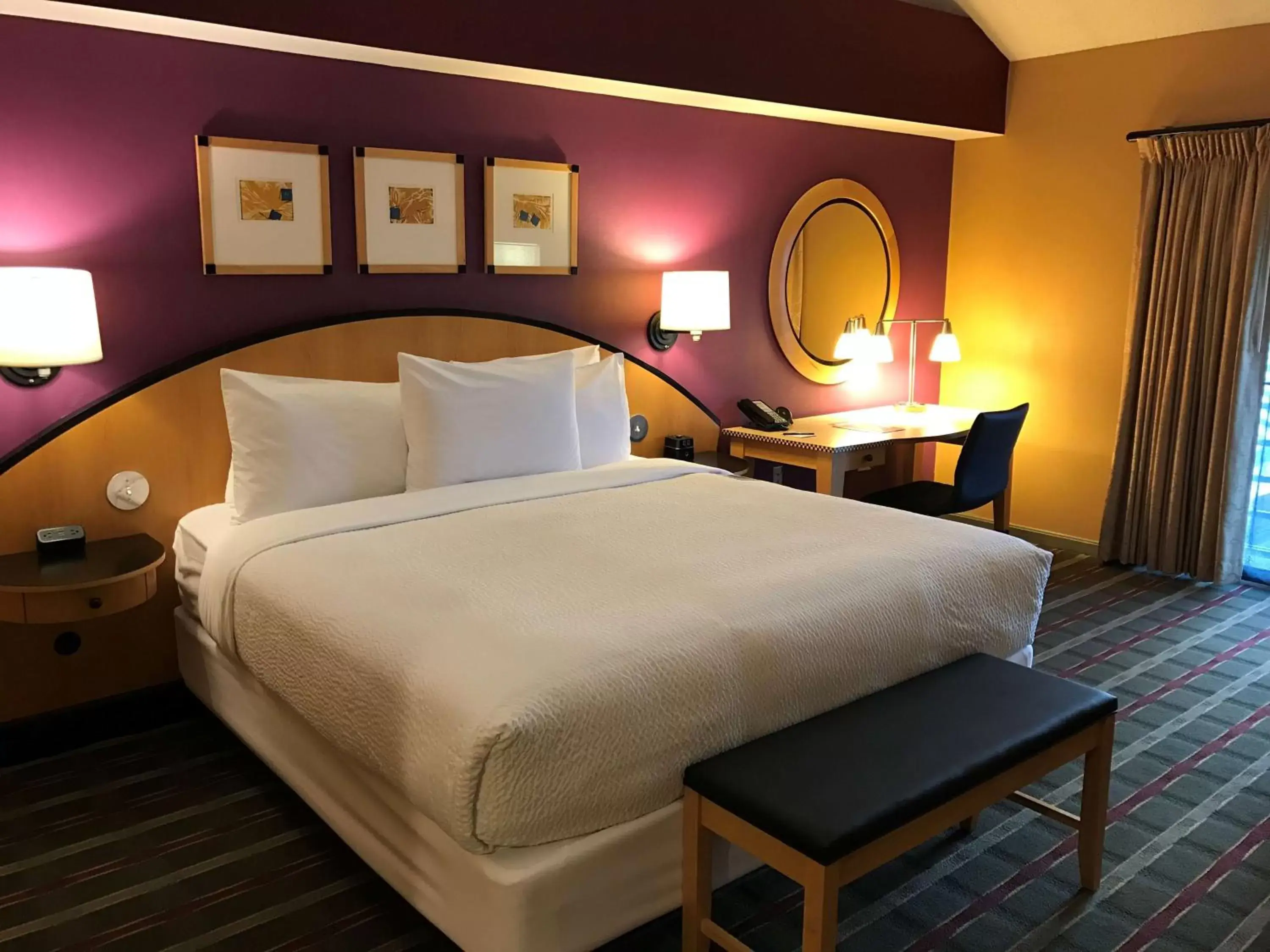 Standard King Room in Pier 5 Hotel Baltimore Standard King Room in Pier 5 Hotel Baltimore