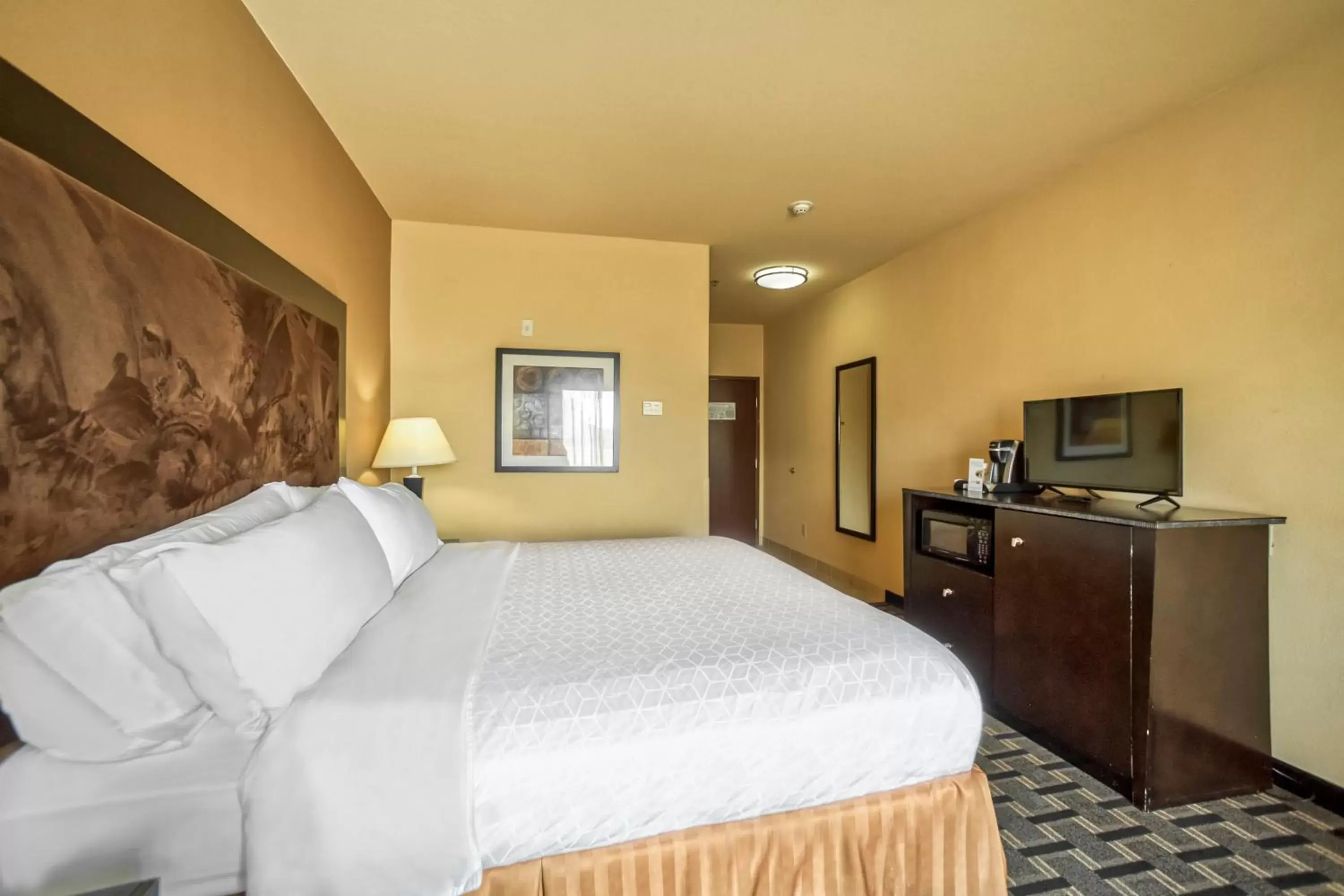 King Suite with Sofa Bed - Accessible in Holiday Inn Express and Suites Beeville by IHG King Suite with Sofa Bed - Accessible in Holiday Inn Express and Suites Beeville by IHG