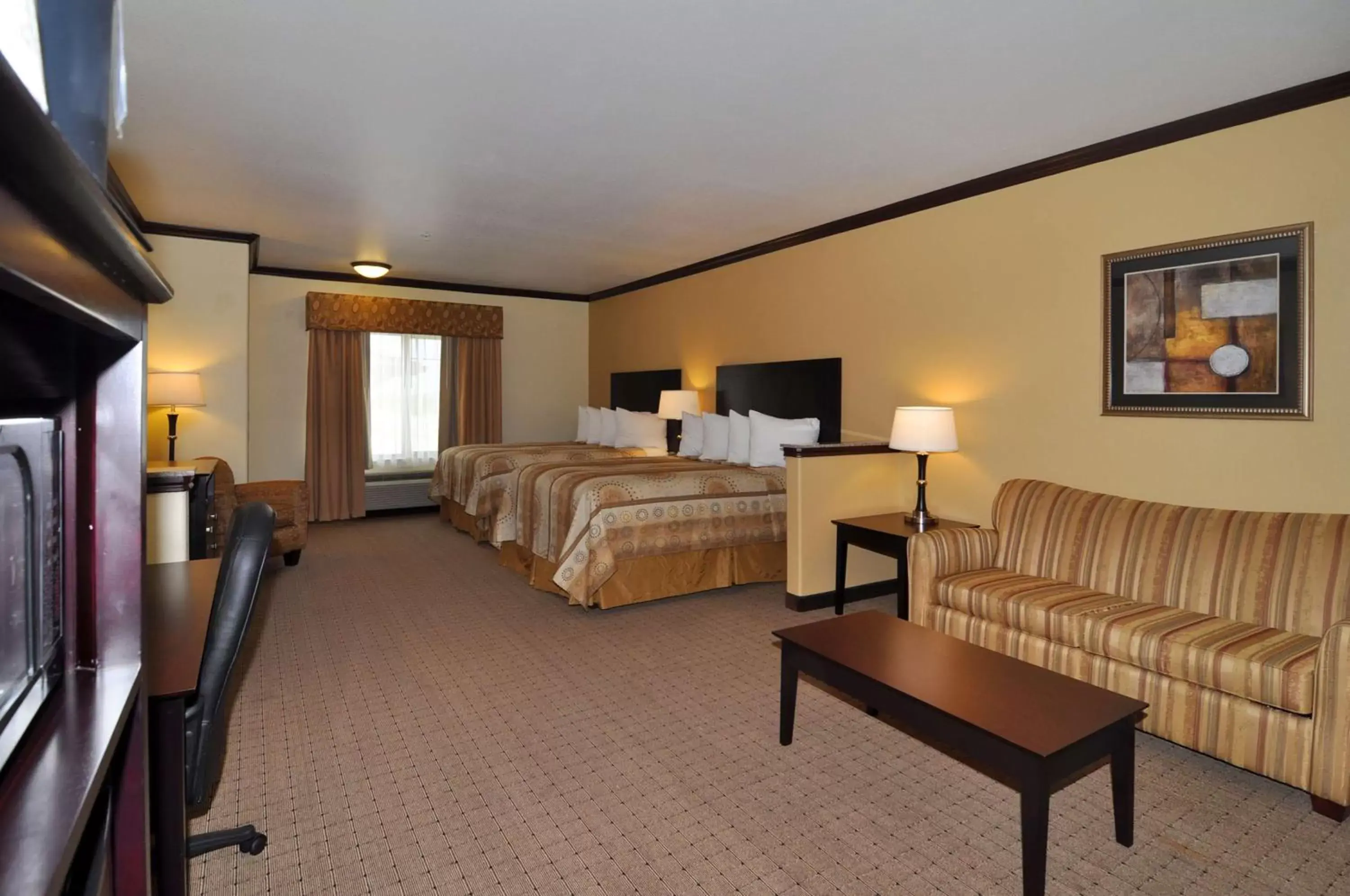 Queen Suite with Two Queen Beds and Sofa Bed - Non-Smoking in Best Western Plus Royal Mountain Inn & Suites Queen Suite with Two Queen Beds and Sofa Bed - Non-Smoking in Best Western Plus Royal Mountain Inn & Suites