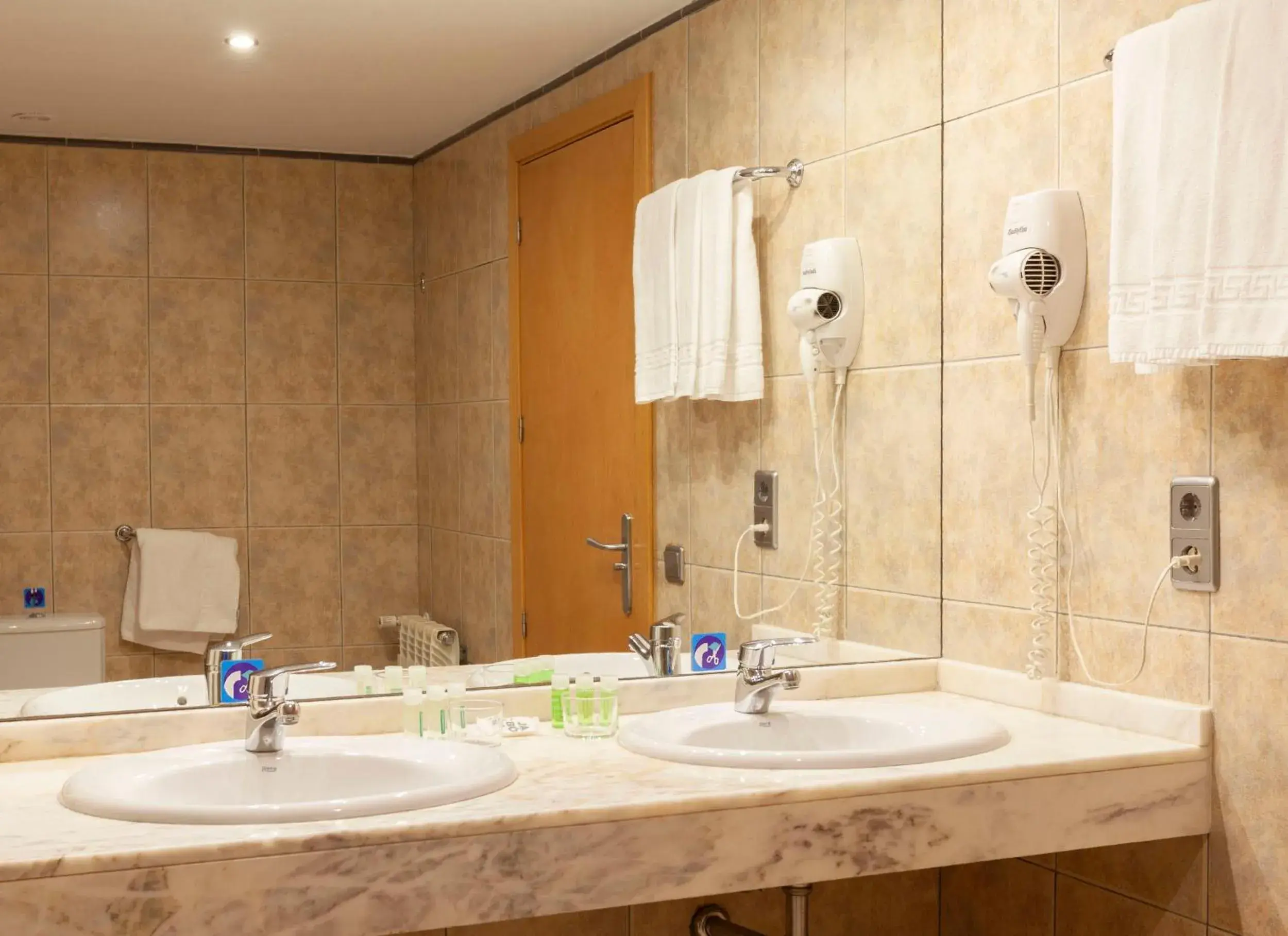 Triple Room (3 Adults) in Wuau! Hotel Segle XX Triple Room (3 Adults) in Wuau! Hotel Segle XX