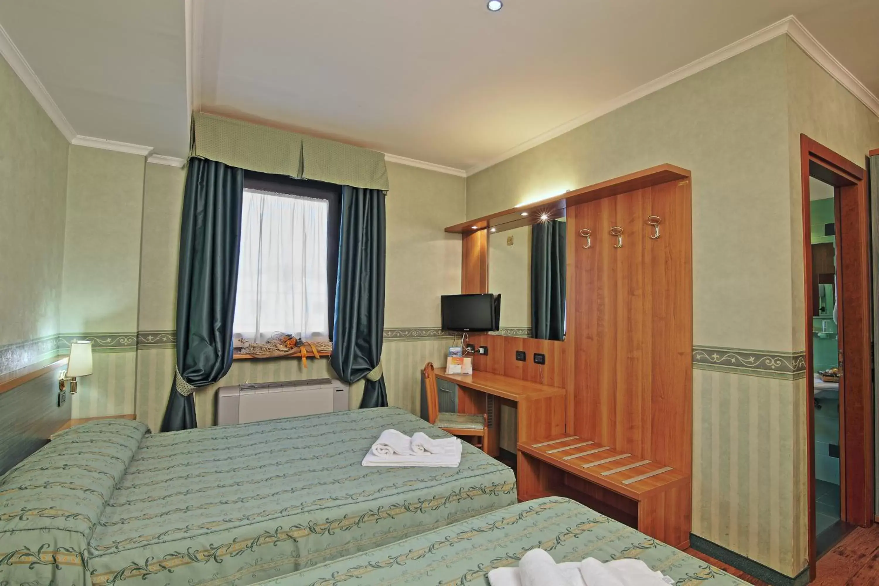 Classic Quadruple Room - single occupancy in Hotel Aurora Classic Quadruple Room - single occupancy in Hotel Aurora