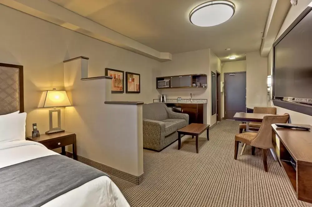 Premium Queen Suite in Acclaim Hotel by CLIQUE Premium Queen Suite in Acclaim Hotel by CLIQUE