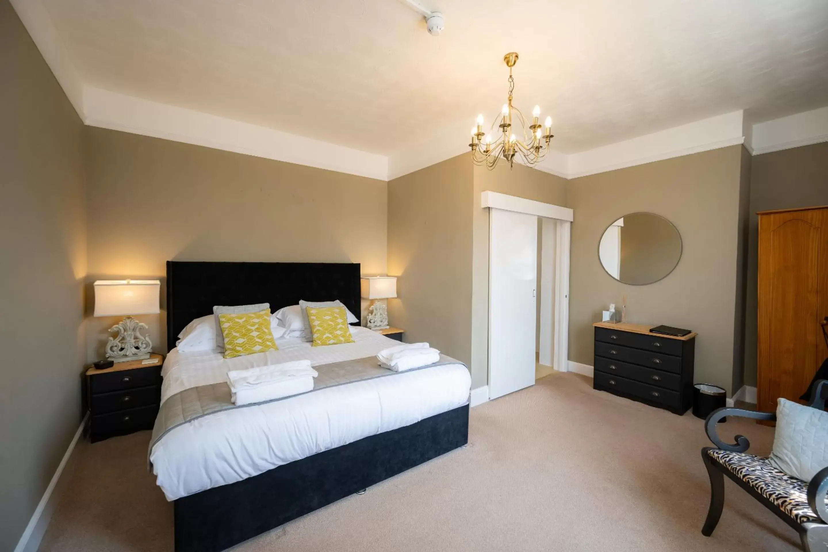 Large Double Room in The Bramley House Hotel Large Double Room in The Bramley House Hotel