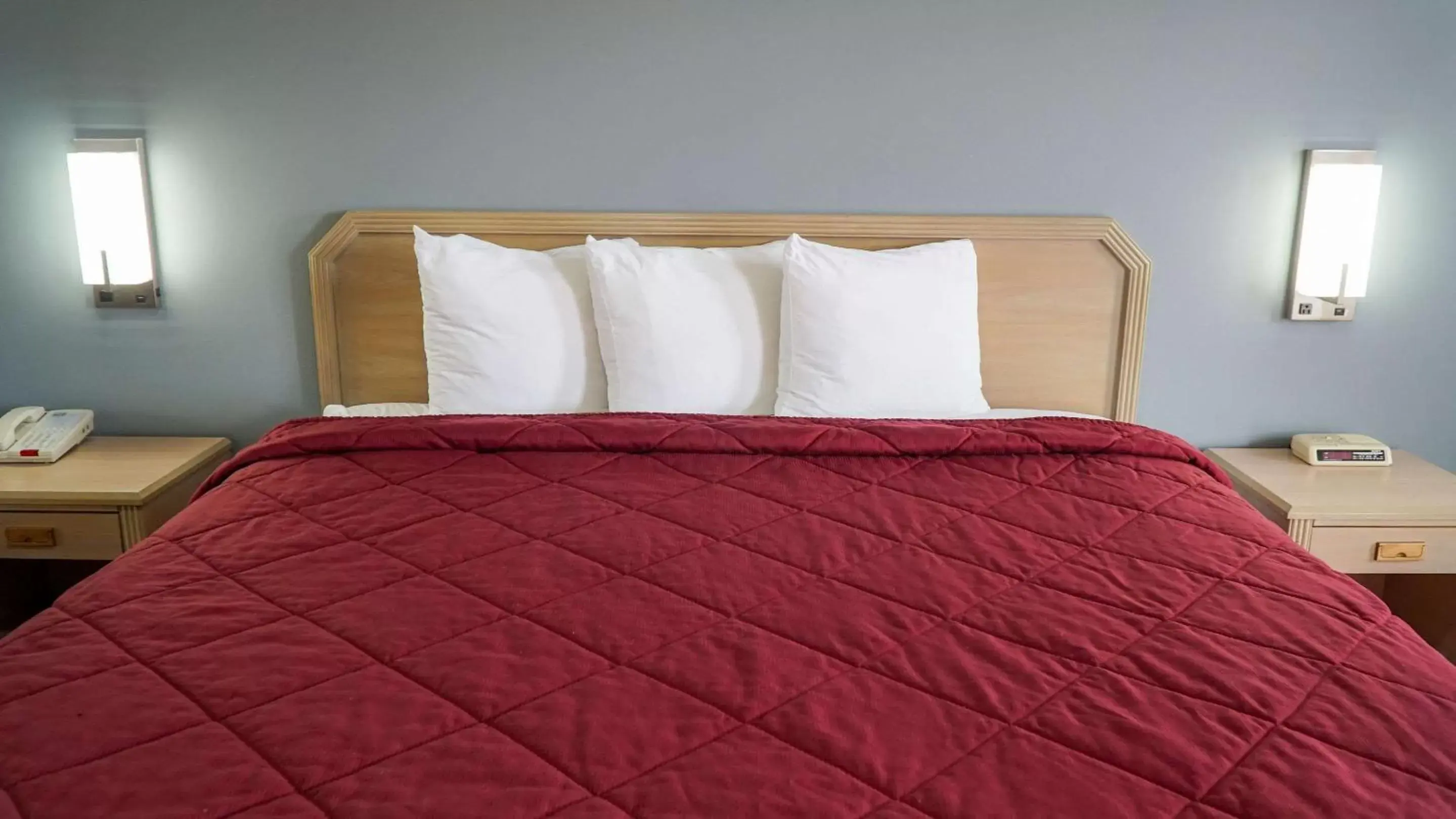 Standard King Room - Non-Smoking in Rodeway Inn Standard King Room - Non-Smoking in Rodeway Inn