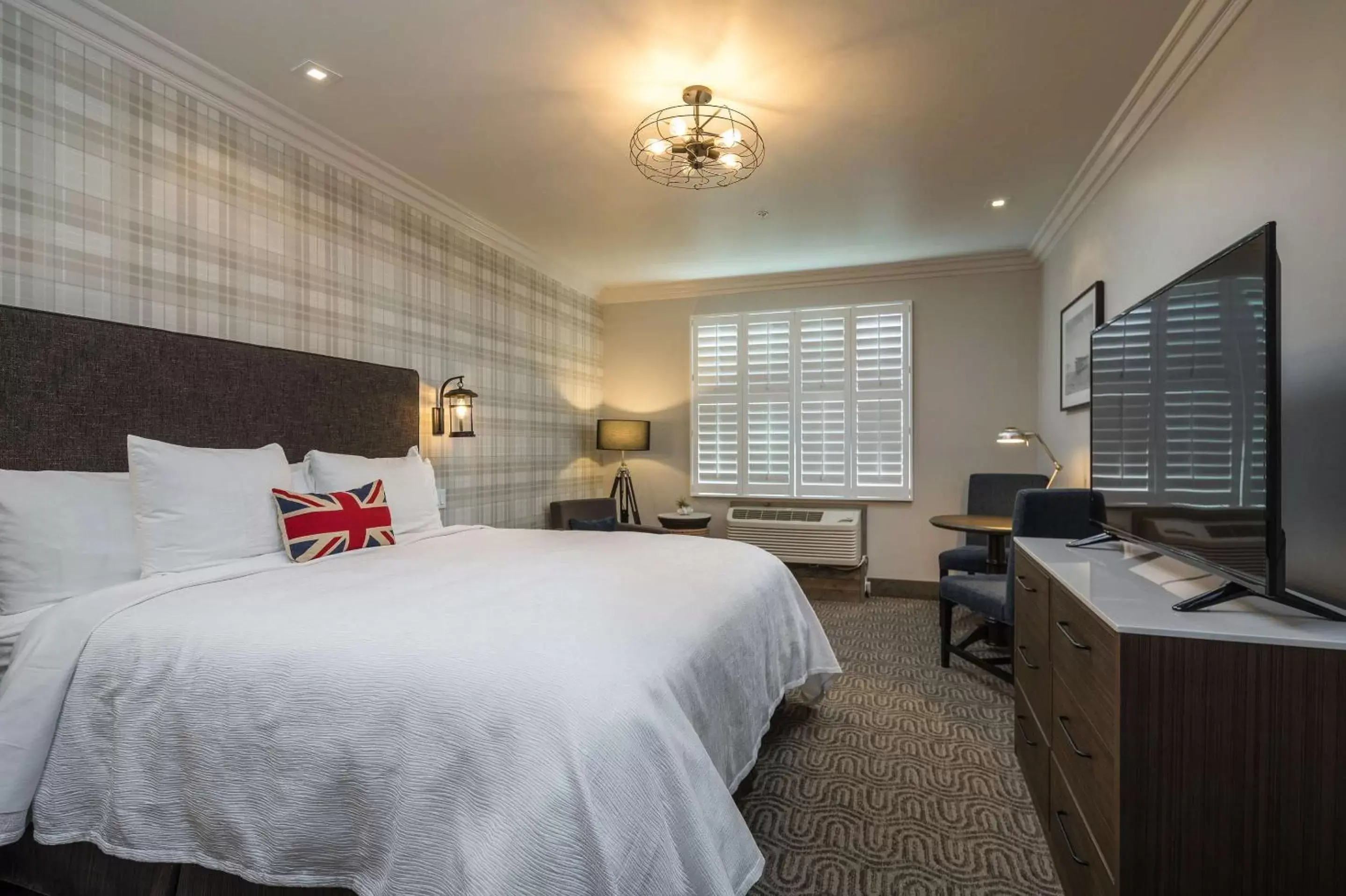 King Room with Roll-In Shower - Disability Access in Aristocrat Hotel, BW Signature Collection King Room with Roll-In Shower - Disability Access in Aristocrat Hotel, BW Signature Collection