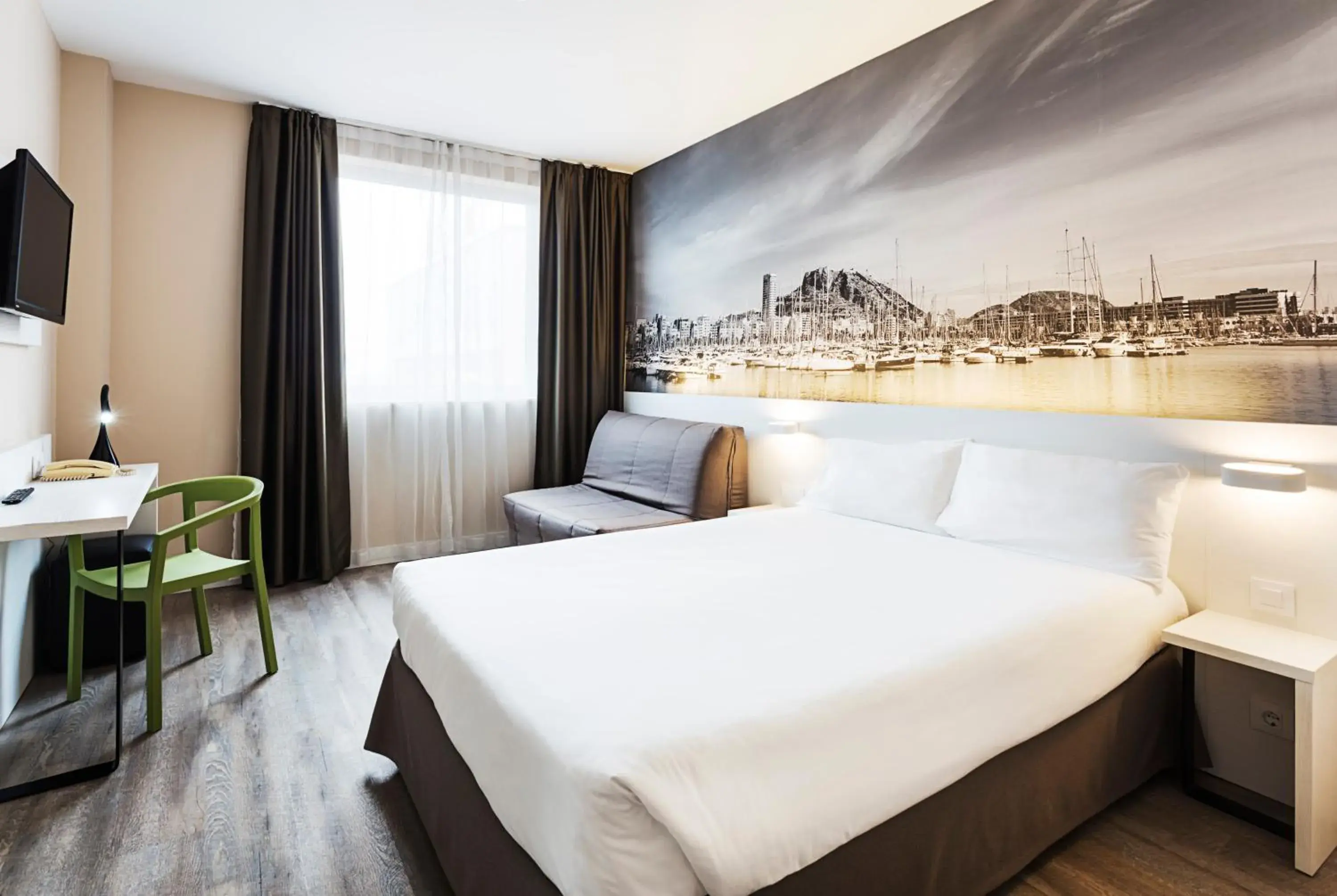 Superior Double Room in B&B HOTEL Alicante Superior Double Room in B&B HOTEL Alicante