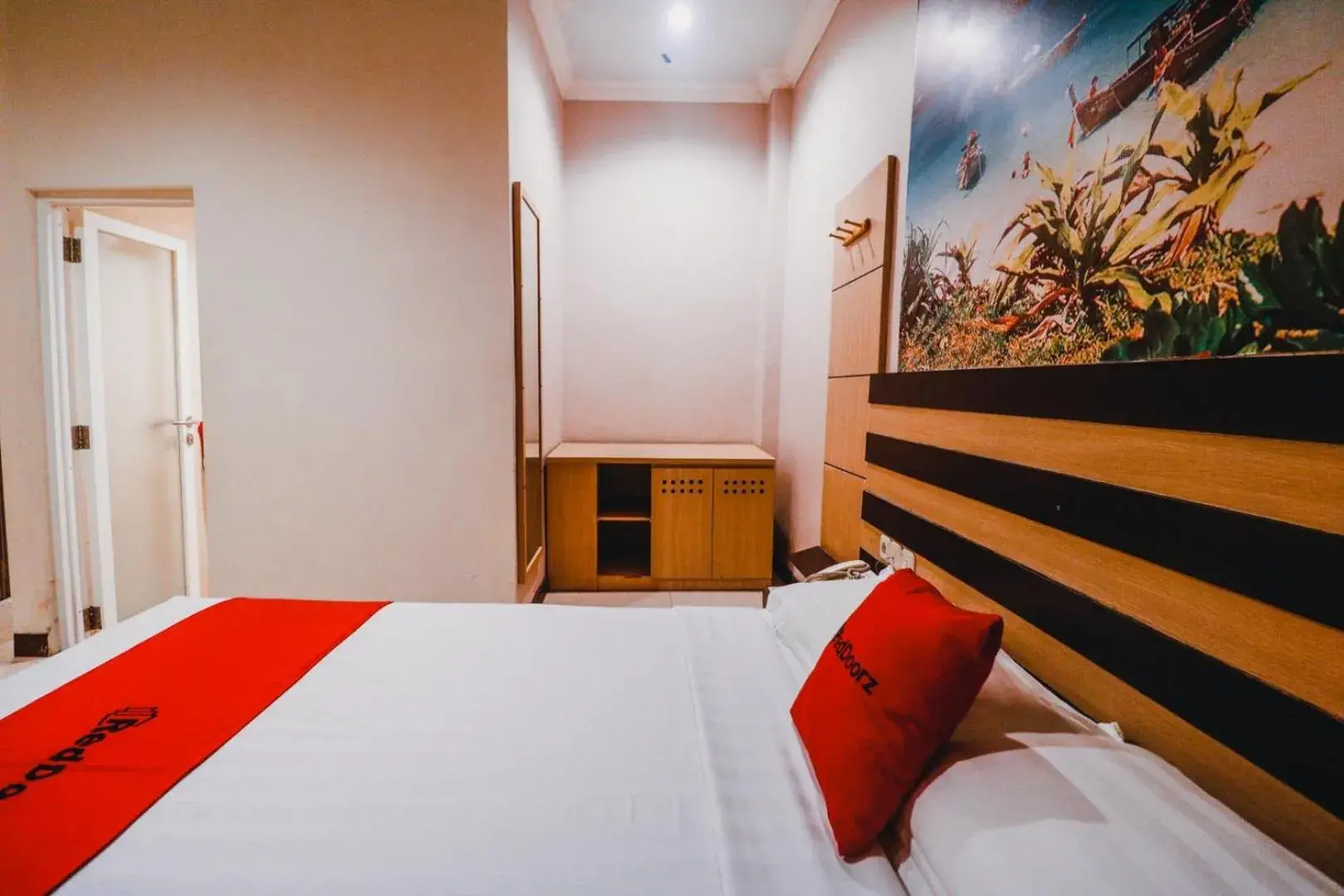 Deluxe Twin Room in Reddoorz Plus near Makassar Town Square Deluxe Twin Room in Reddoorz Plus near Makassar Town Square