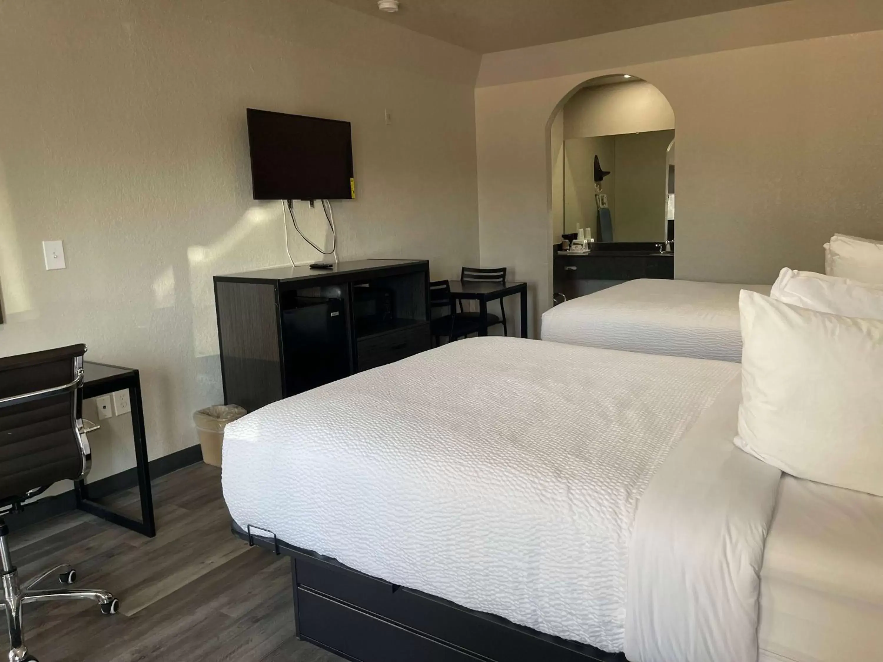 Queen Room with Two Queen Beds and Roll-in Shower - Mobility/Hearing Accessible - Non-Smoking in Days Inn by Wyndham Dickinson TX Queen Room with Two Queen Beds and Roll-in Shower - Mobility/Hearing Accessible - Non-Smoking in Days Inn by Wyndham Dickinson TX