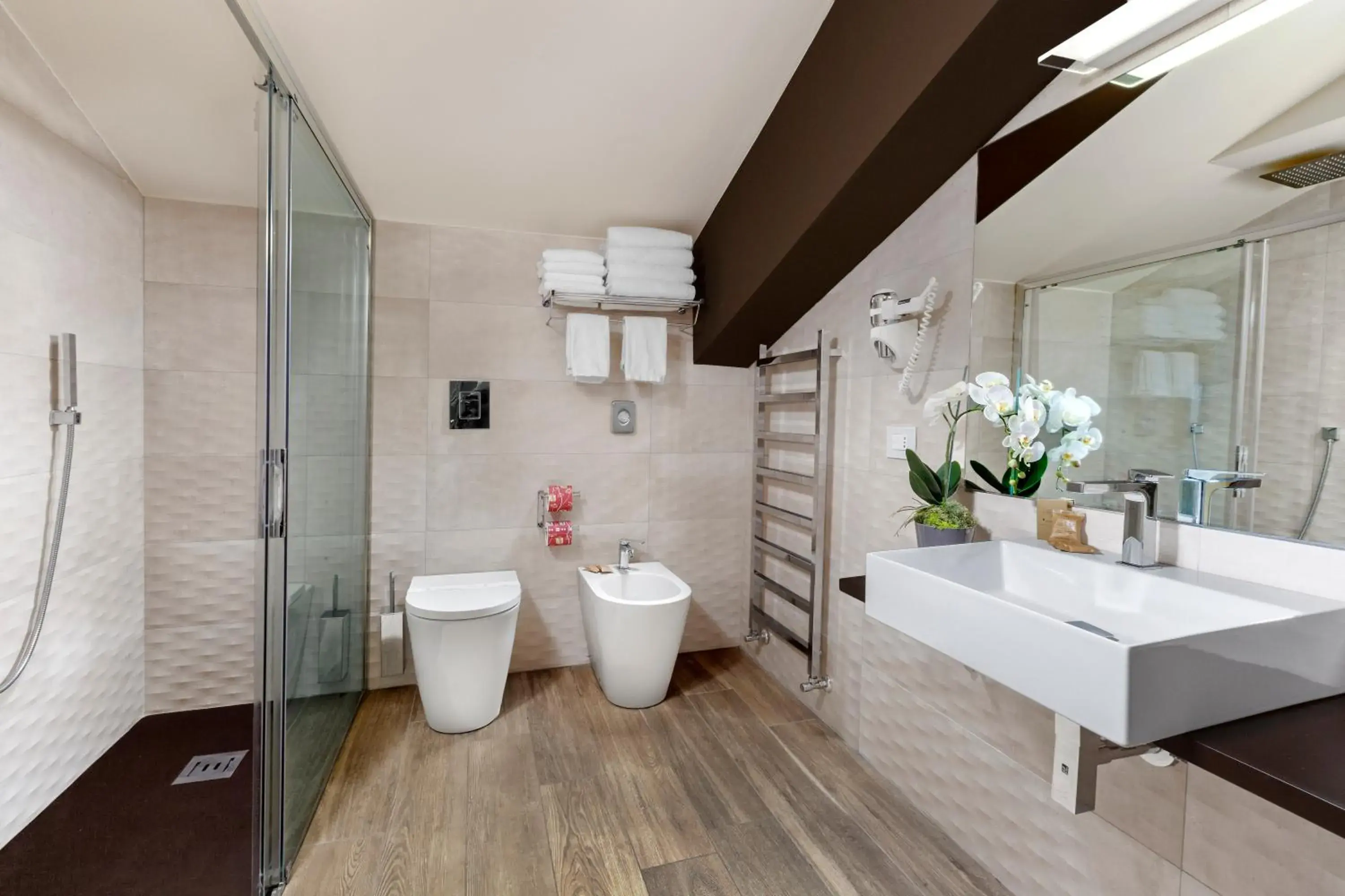 Large Double or Twin Room in Bhotel Large Double or Twin Room in Bhotel