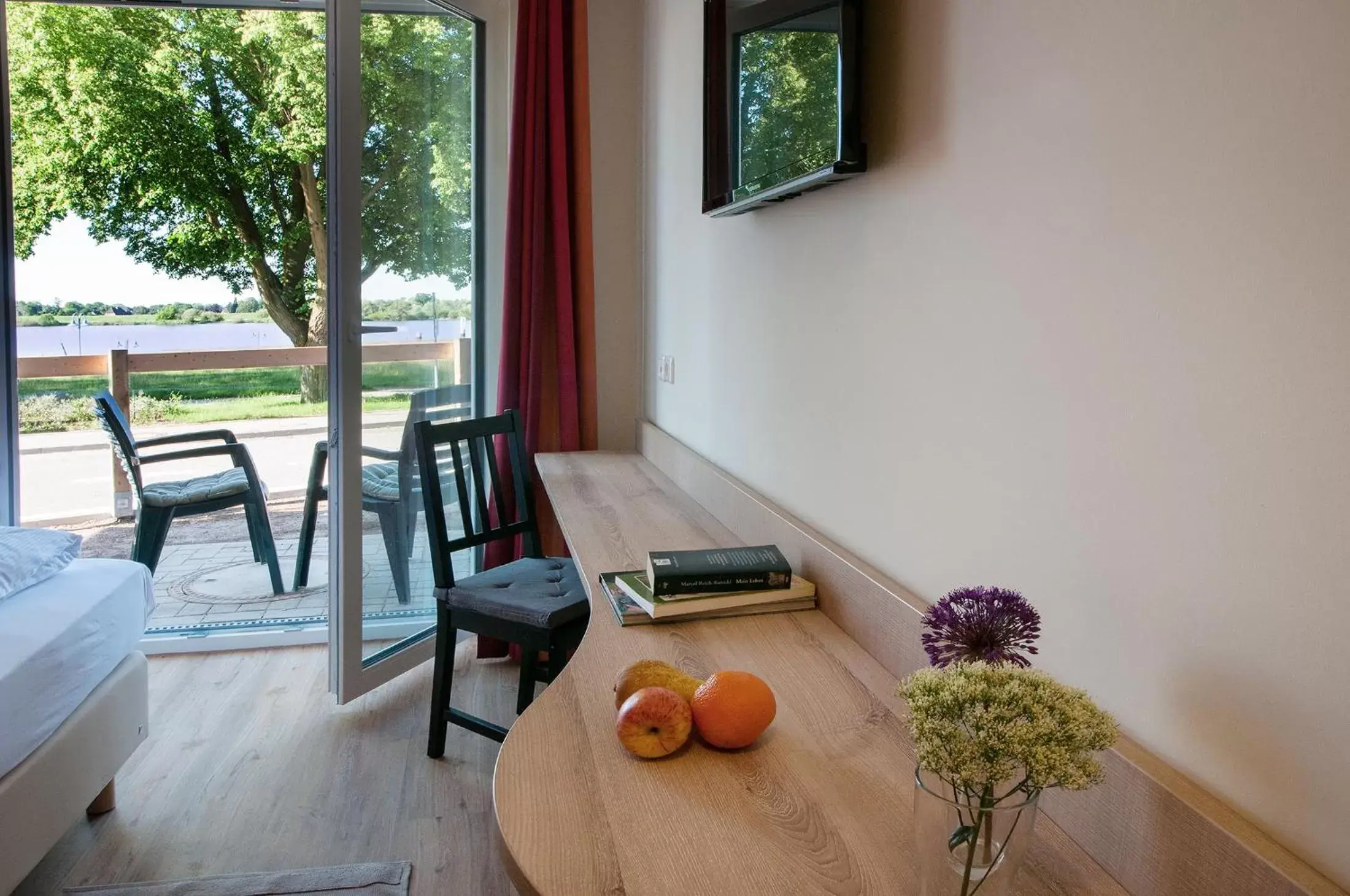 Standard Double Room with River View in Hotel Elbblick Garni Standard Double Room with River View in Hotel Elbblick Garni