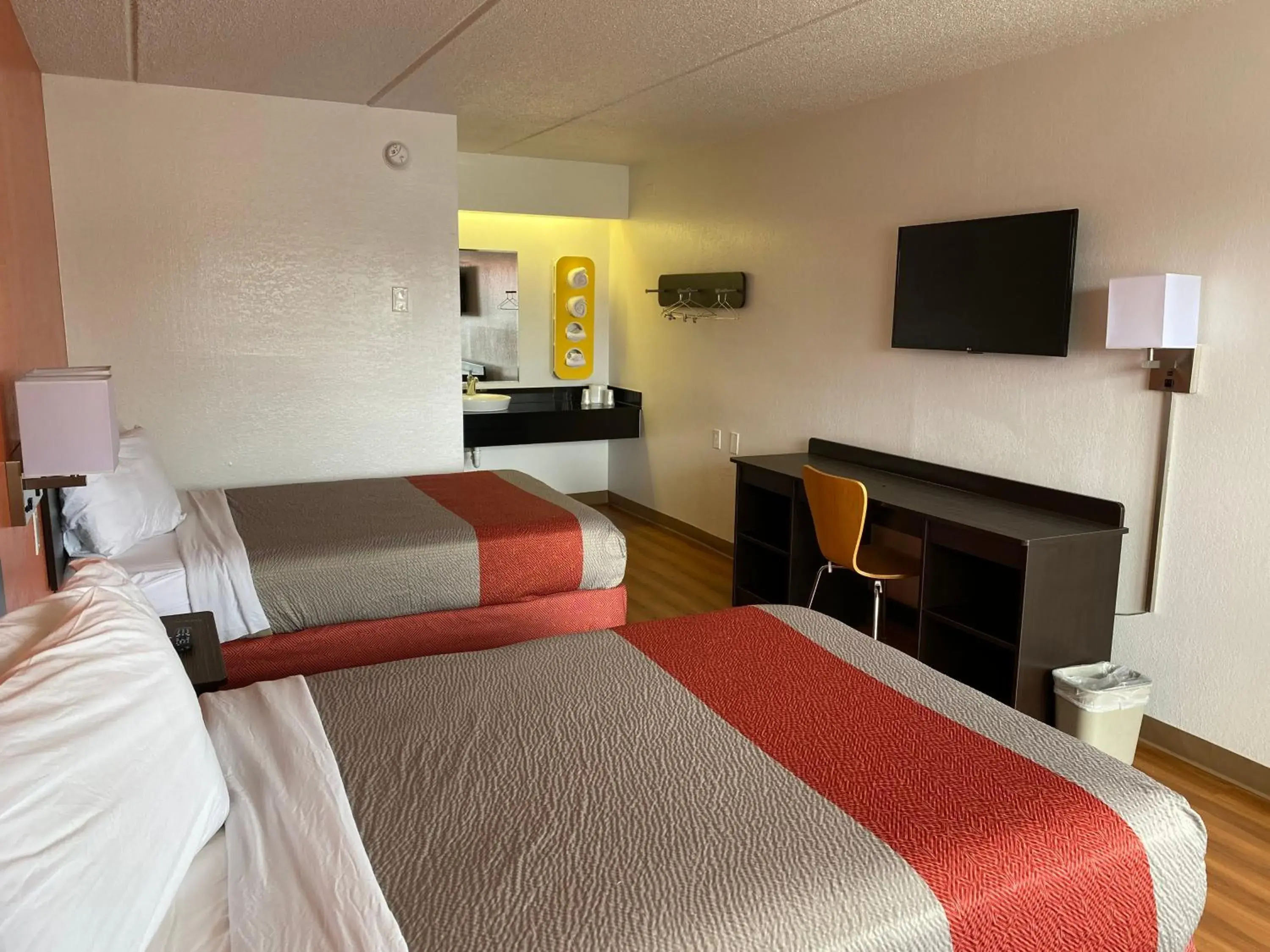 Quadruple Room in Motel 6-Memphis, TN - Downtown Quadruple Room in Motel 6-Memphis, TN - Downtown