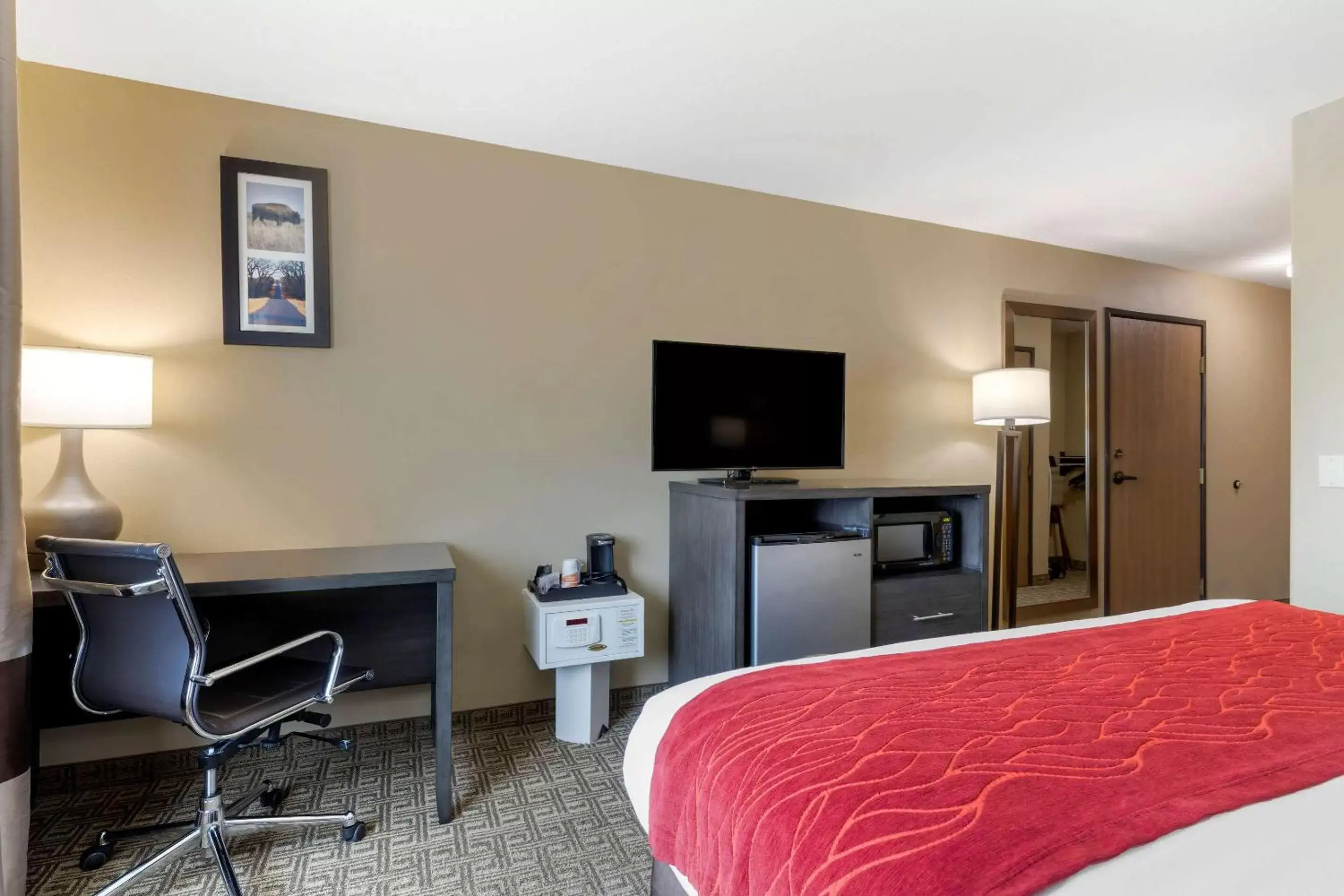 King Room - Accessible/Non-Smoking in Comfort Inn & Suites Ponca City near Marland Mansion King Room - Accessible/Non-Smoking in Comfort Inn & Suites Ponca City near Marland Mansion