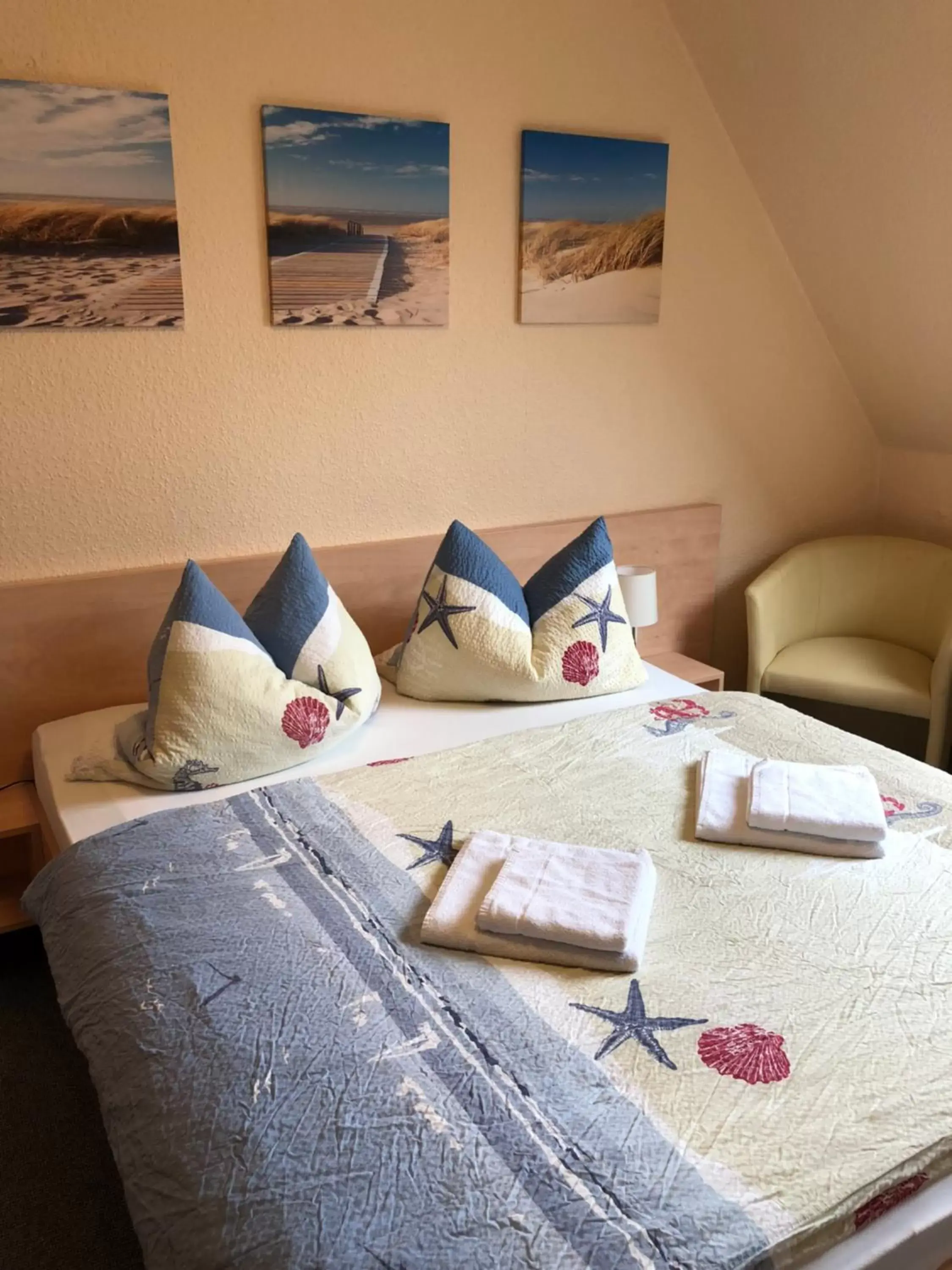 Budget Double Room in Hotel Pension Nordseewelle Budget Double Room in Hotel Pension Nordseewelle