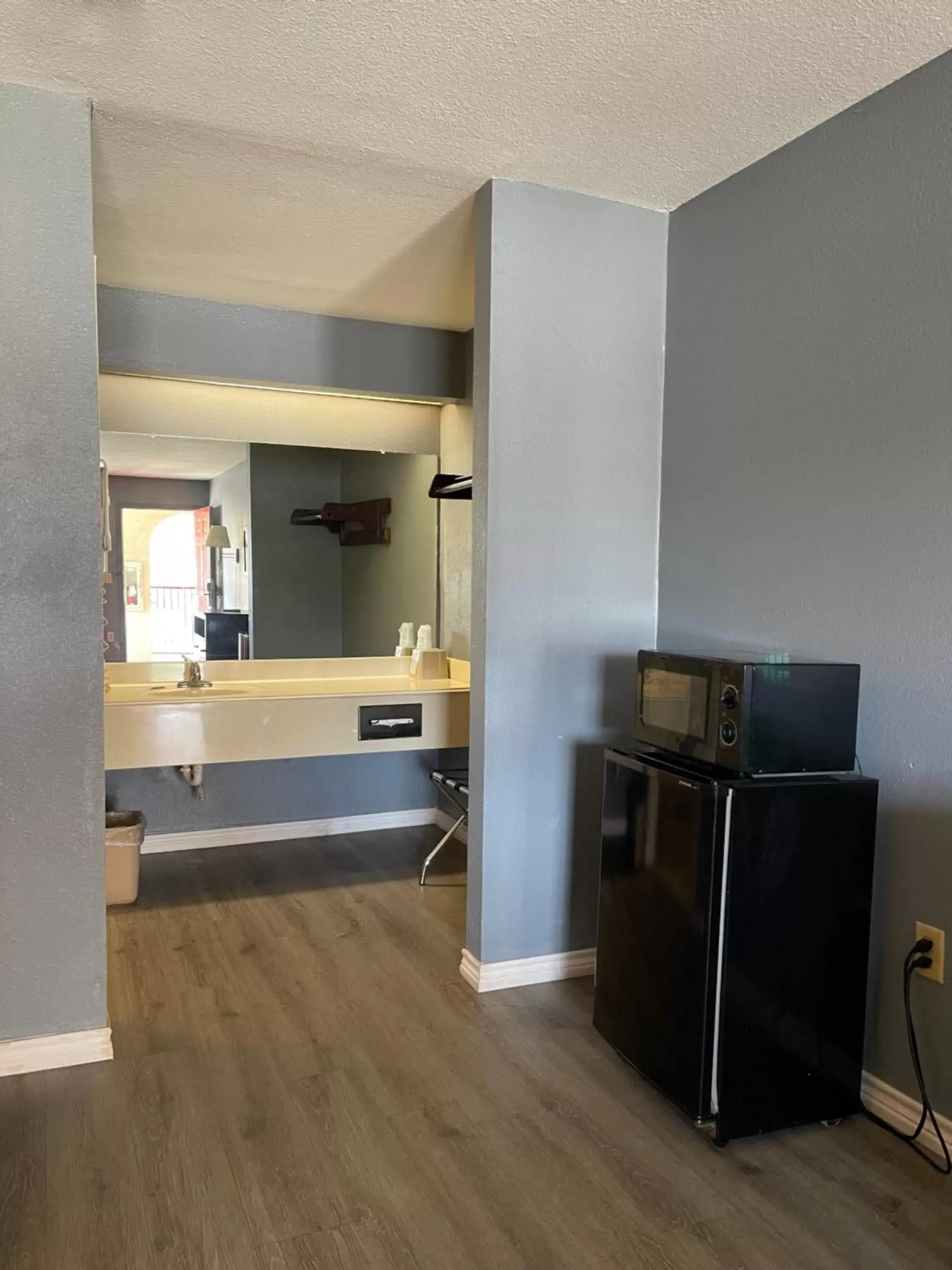 Queen Room with Two Queen Beds - Smoking in Majestic Inn Queen Room with Two Queen Beds - Smoking in Majestic Inn