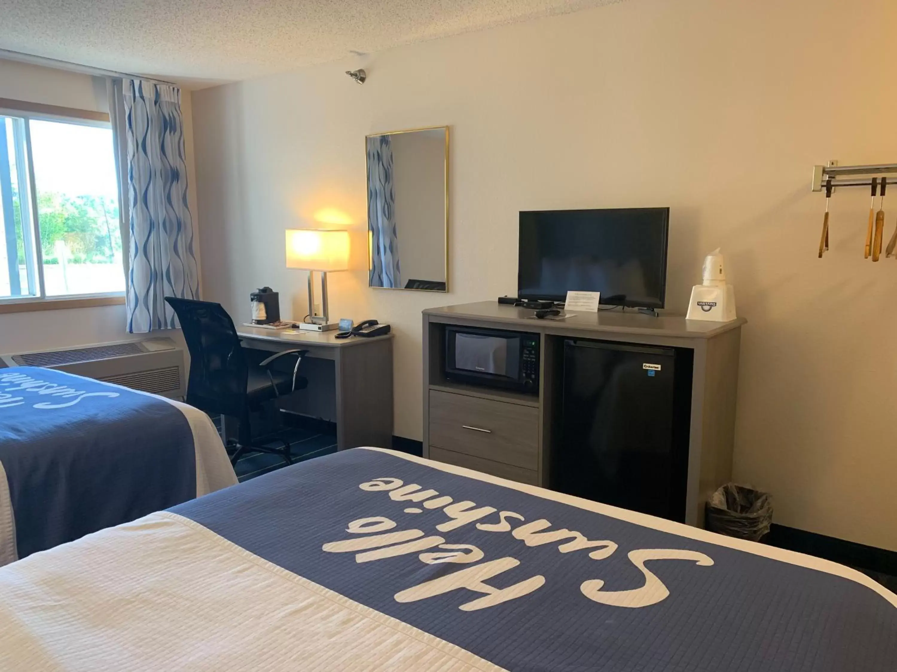 Queen Room with Two Queen Beds - Non-Smoking in Days Inn by Wyndham Hinckley Queen Room with Two Queen Beds - Non-Smoking in Days Inn by Wyndham Hinckley