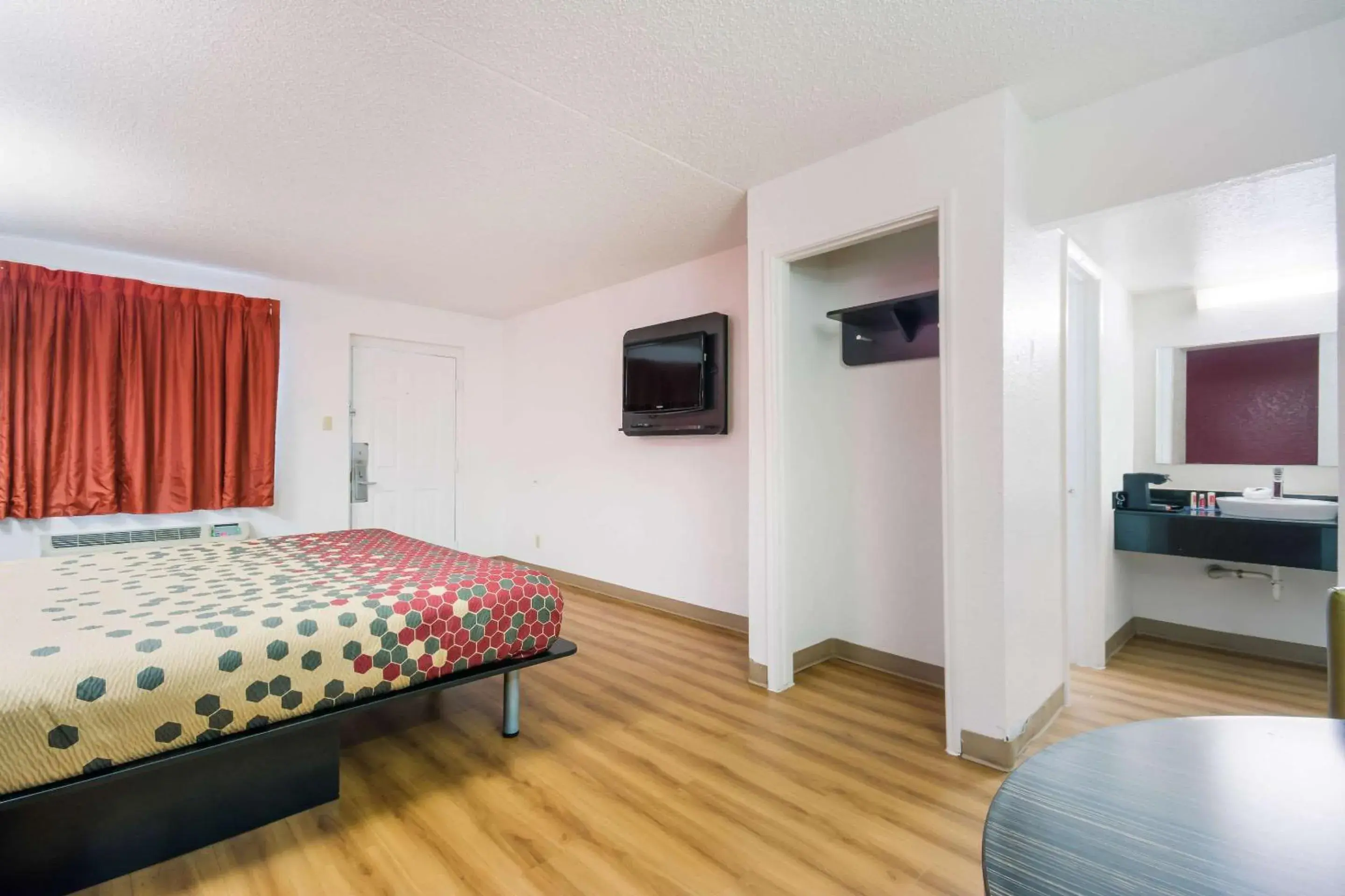 Standard King Room - Non-Smoking in Econo Lodge Standard King Room - Non-Smoking in Econo Lodge