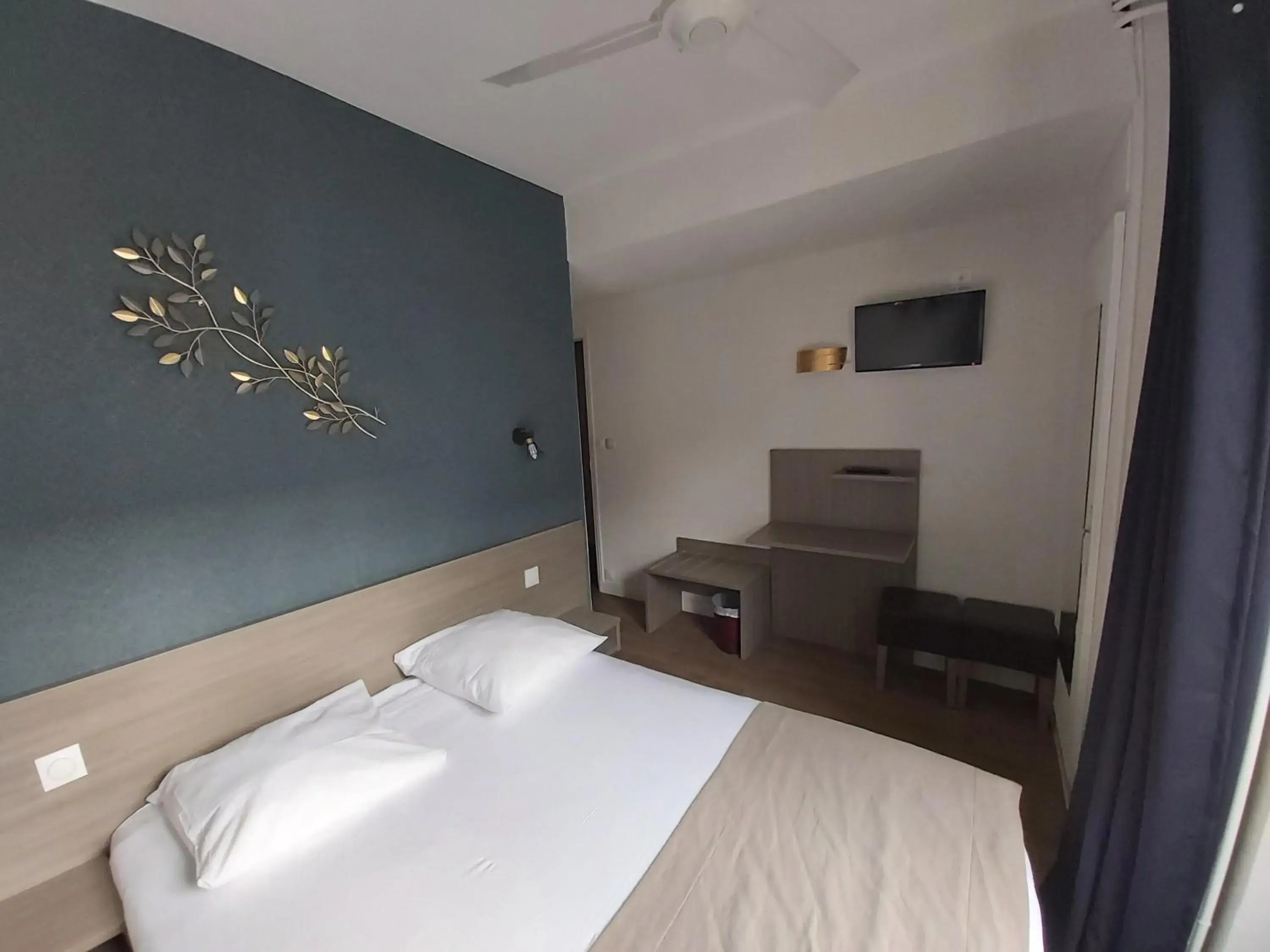 Double Room with Eiffel Tower View in Hôtel Eiffel Kensington Double Room with Eiffel Tower View in Hôtel Eiffel Kensington