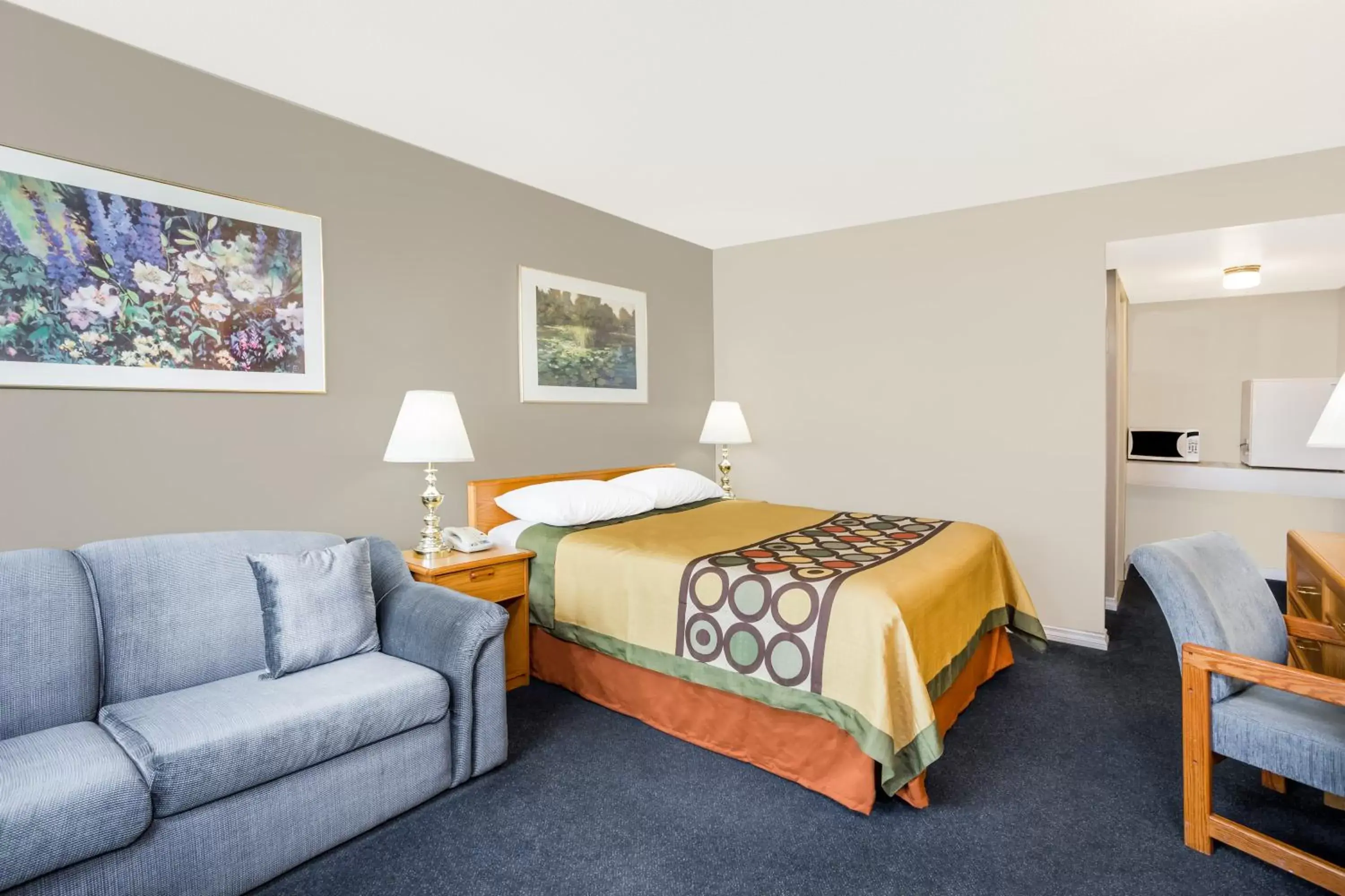 Queen Room in Super 8 by Wyndham Quesnel BC Queen Room in Super 8 by Wyndham Quesnel BC