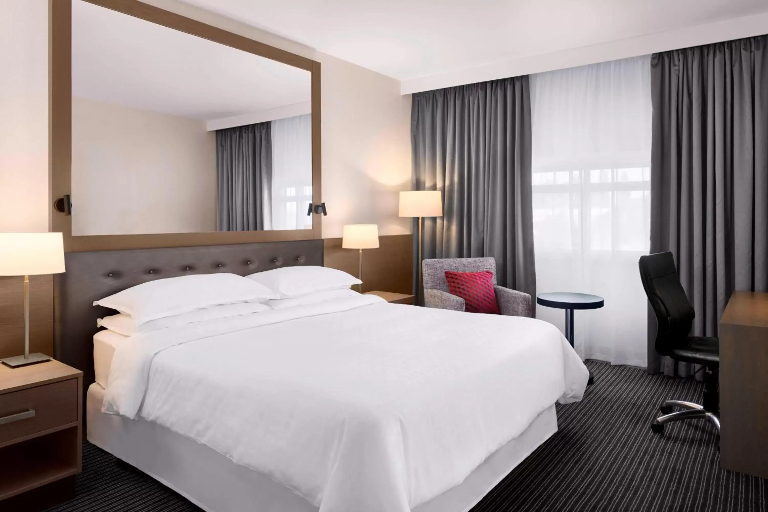 Deluxe Room, Guest room, 1 Queen in Sheraton Heathrow Hotel Deluxe Room, Guest room, 1 Queen in Sheraton Heathrow Hotel