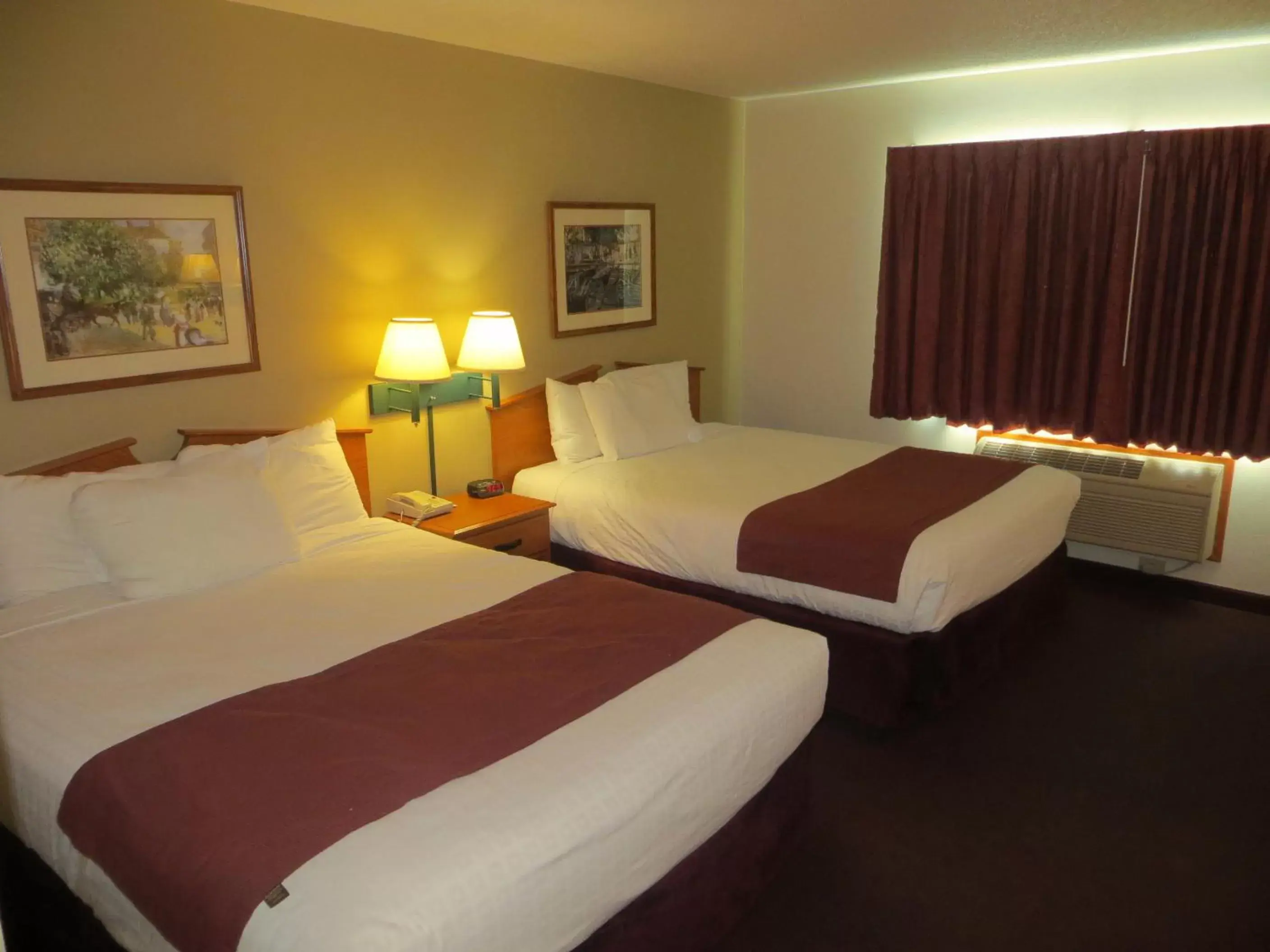 Deluxe Queen Room - Non-Smoking in AmericInn by Wyndham Manitowoc Deluxe Queen Room - Non-Smoking in AmericInn by Wyndham Manitowoc