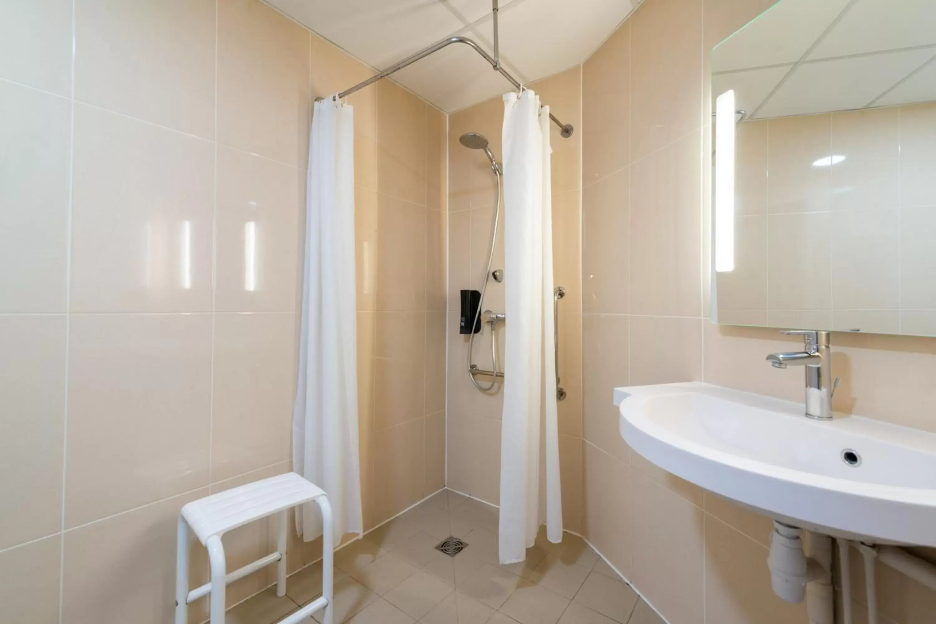 Double Room - Disability Access in B&B HOTEL Cholet Sud Double Room - Disability Access in B&B HOTEL Cholet Sud
