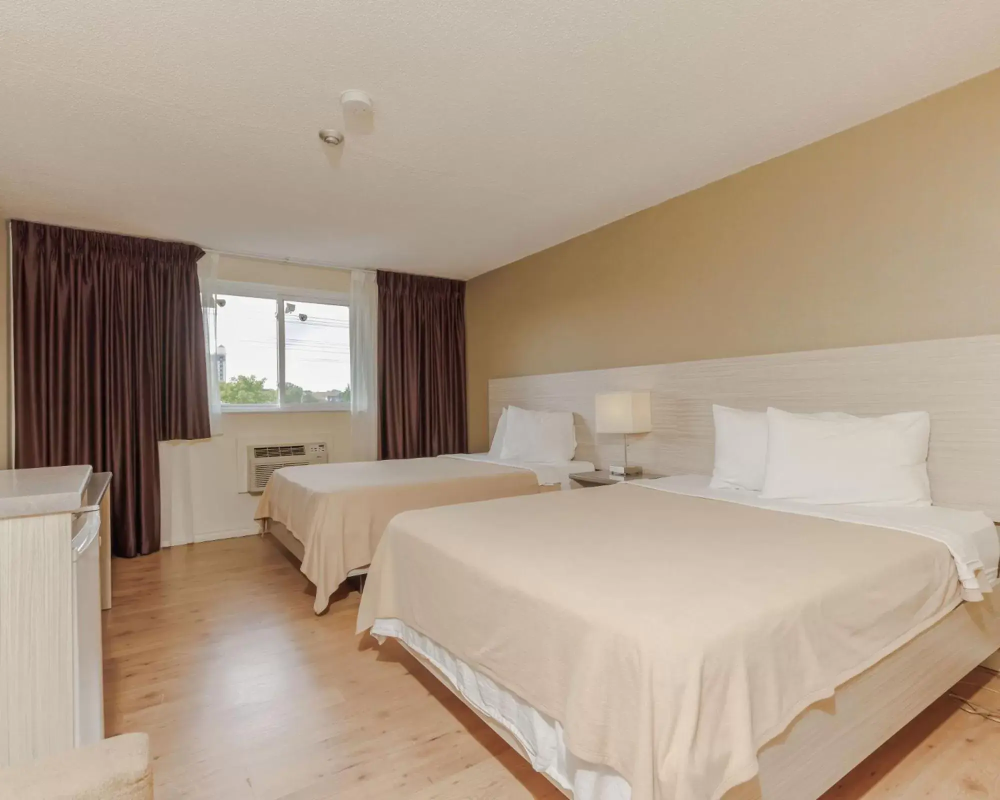 Nonsmoking 2 Queen-Size Beds Room in Mamma's Inn Nonsmoking 2 Queen-Size Beds Room in Mamma's Inn