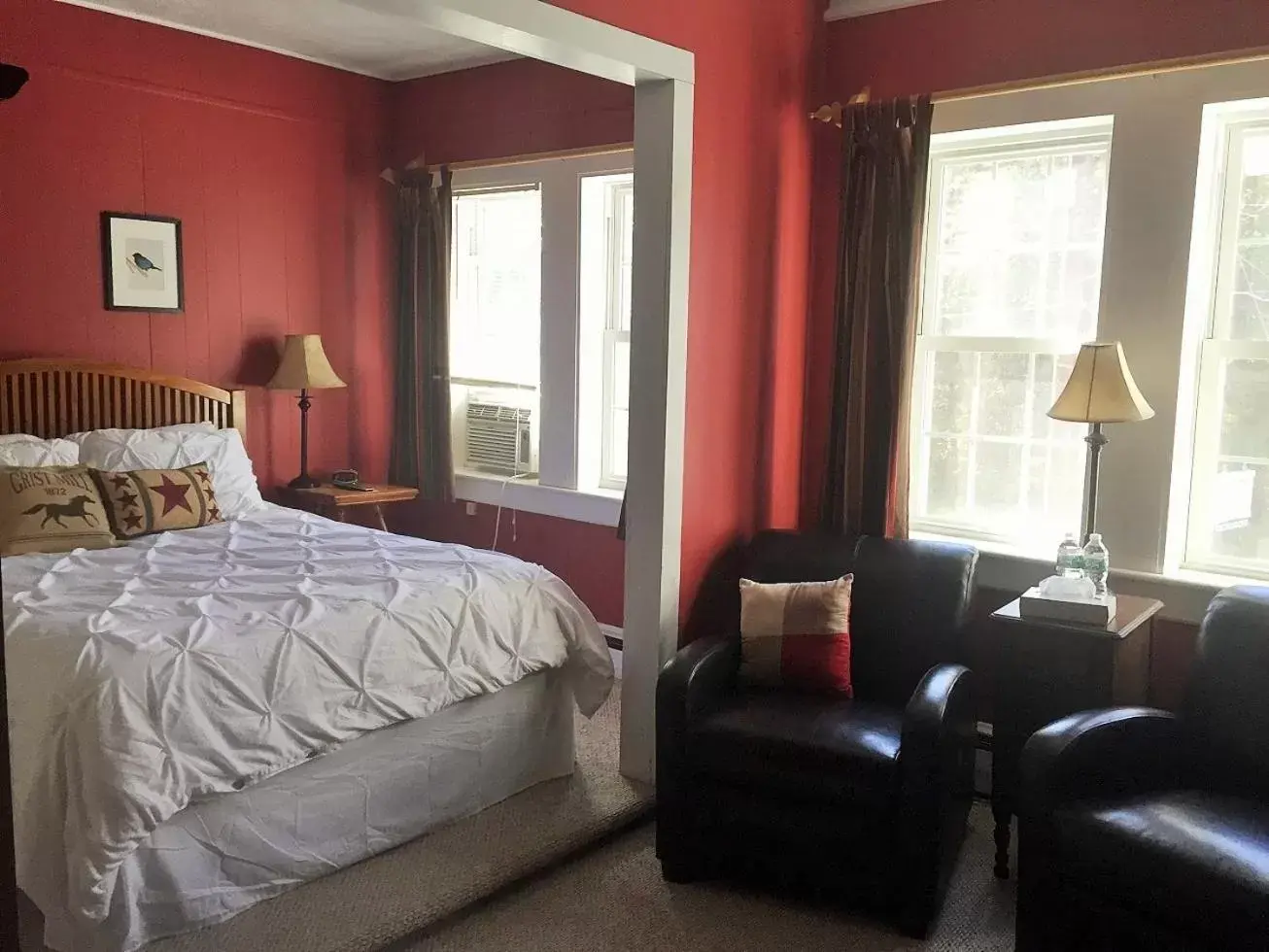 Deluxe Queen Room in The Frogtown Inn Deluxe Queen Room in The Frogtown Inn