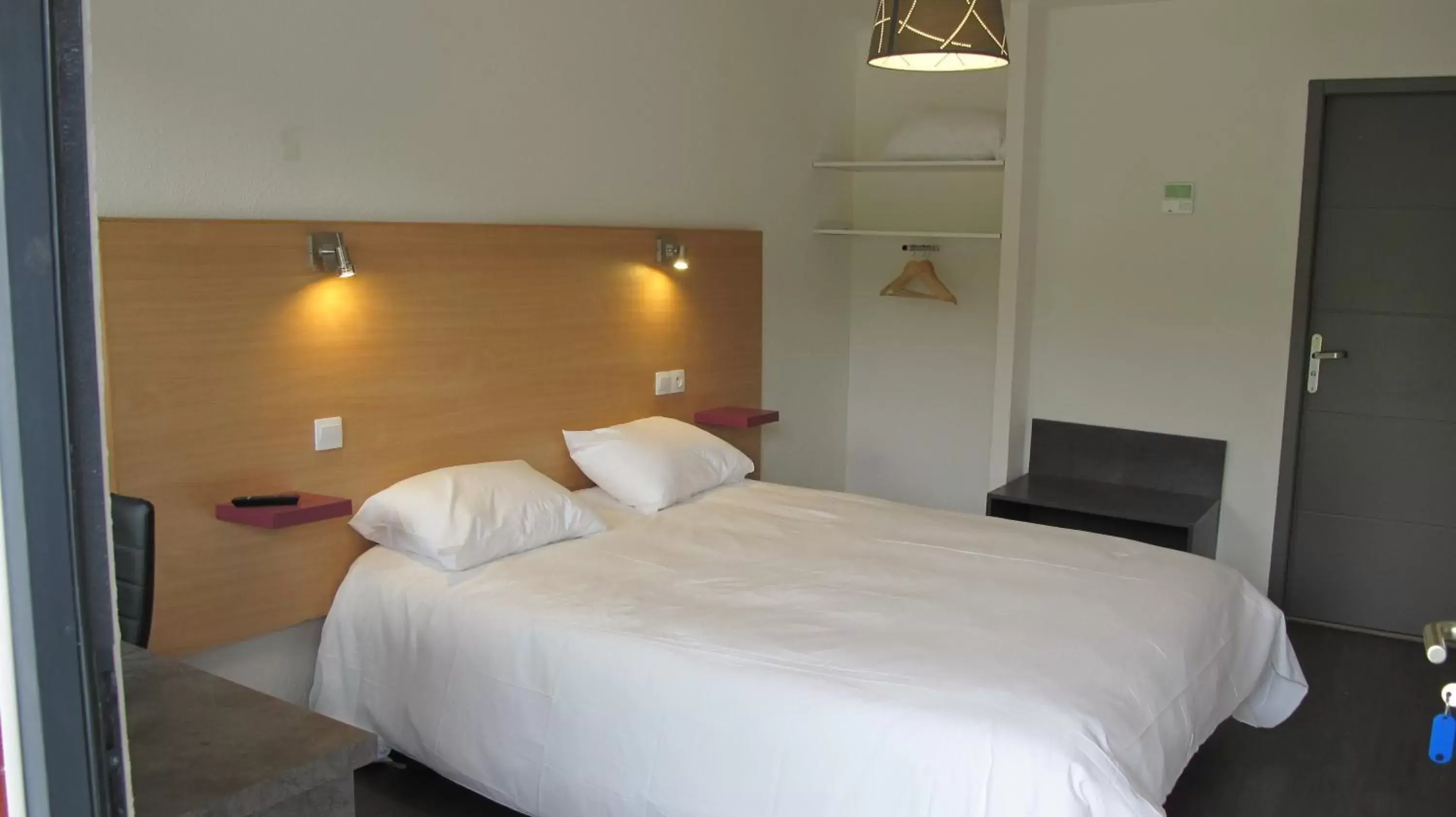 Double Room - Disability Access in Hôtel Le 15 Périgueux Double Room - Disability Access in Hôtel Le 15 Périgueux