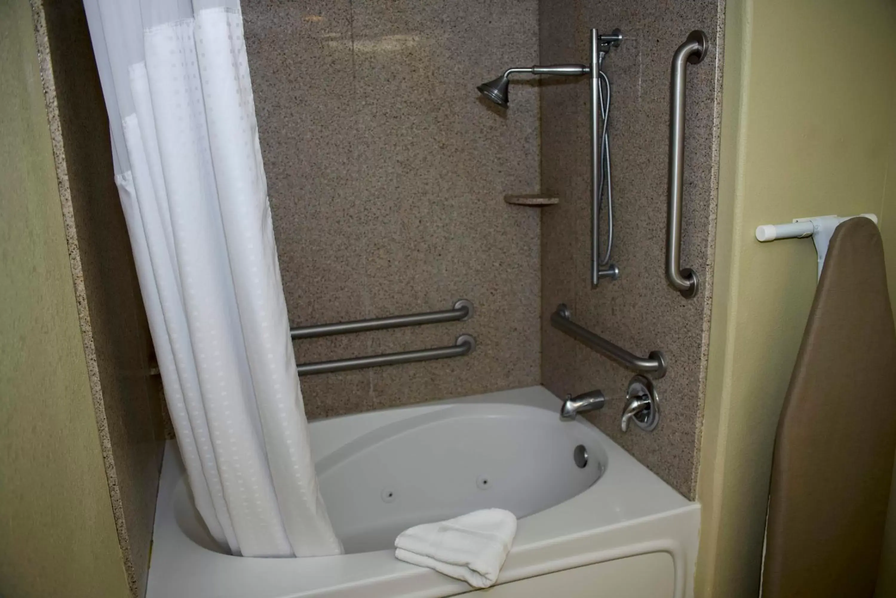 Standard King Room with Accessible Tub in Holiday Inn Express Hotel & Suites Vacaville, an IHG Hotel Standard King Room with Accessible Tub in Holiday Inn Express Hotel & Suites Vacaville, an IHG Hotel