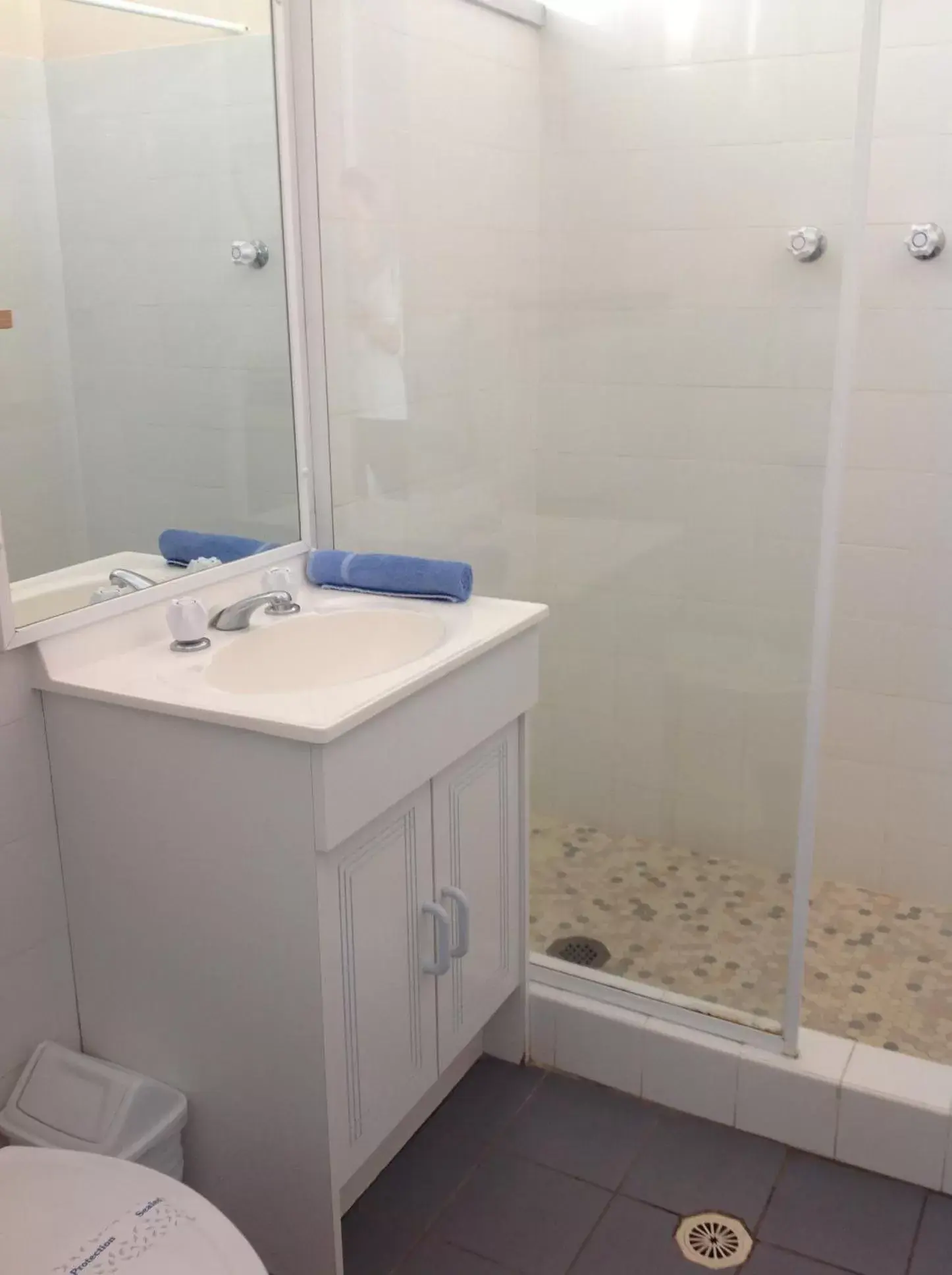 Standard Queen Room in Motel Farnboro Standard Queen Room in Motel Farnboro