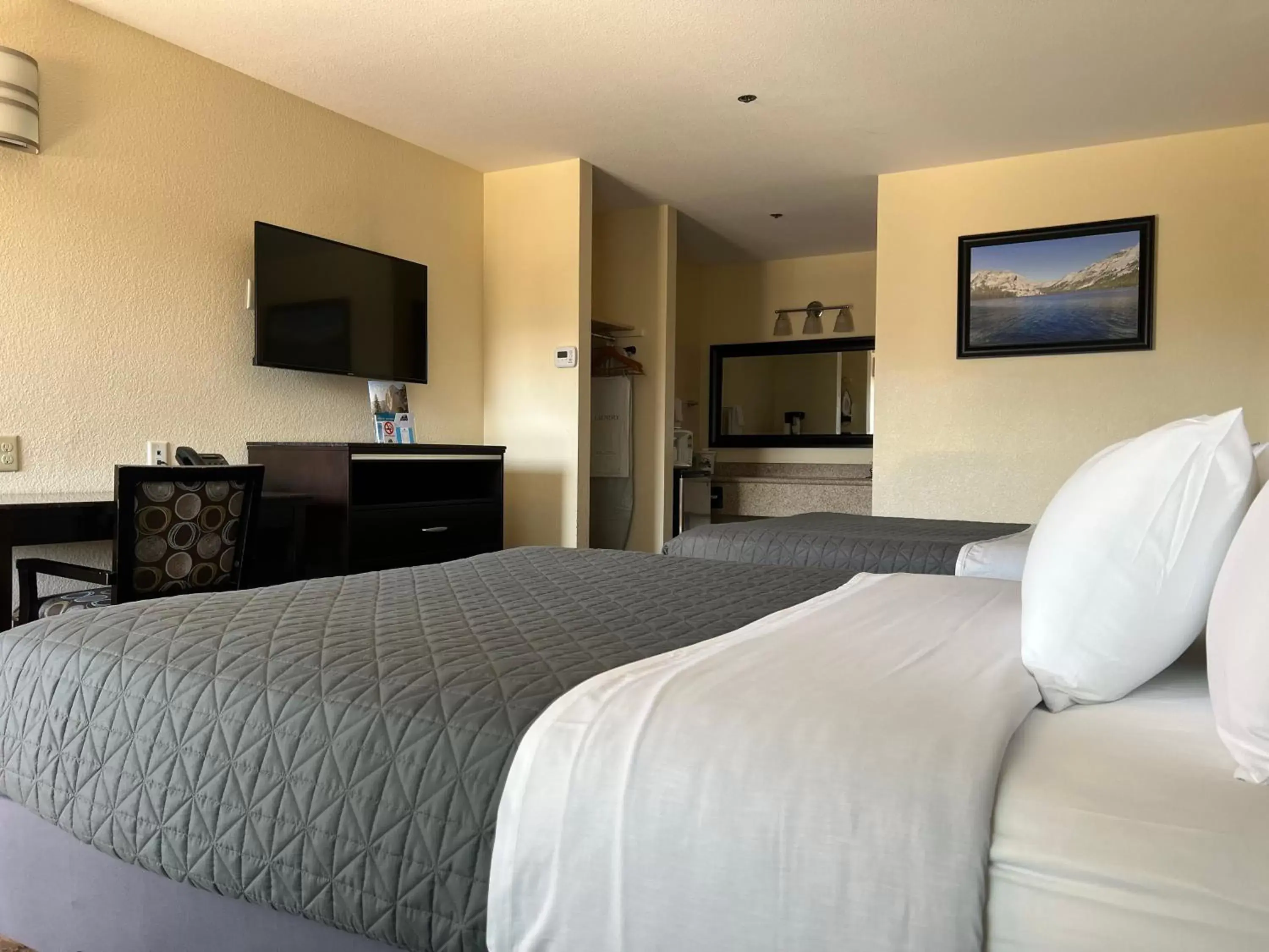 Queen Room with Two Queen Beds in Yosemite Sierra Inn Queen Room with Two Queen Beds in Yosemite Sierra Inn