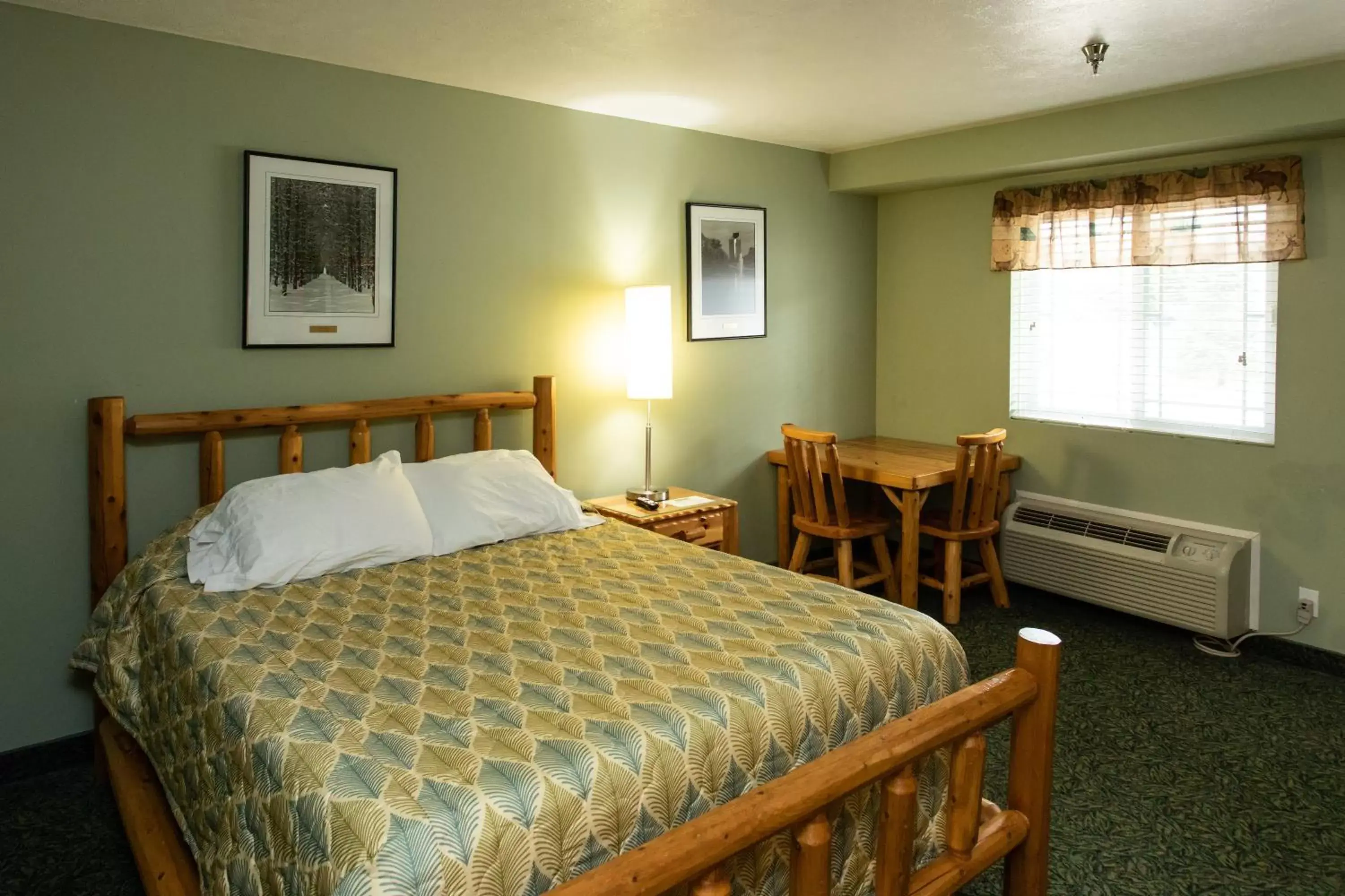 Queen Room in The Kingsley Motel Queen Room in The Kingsley Motel