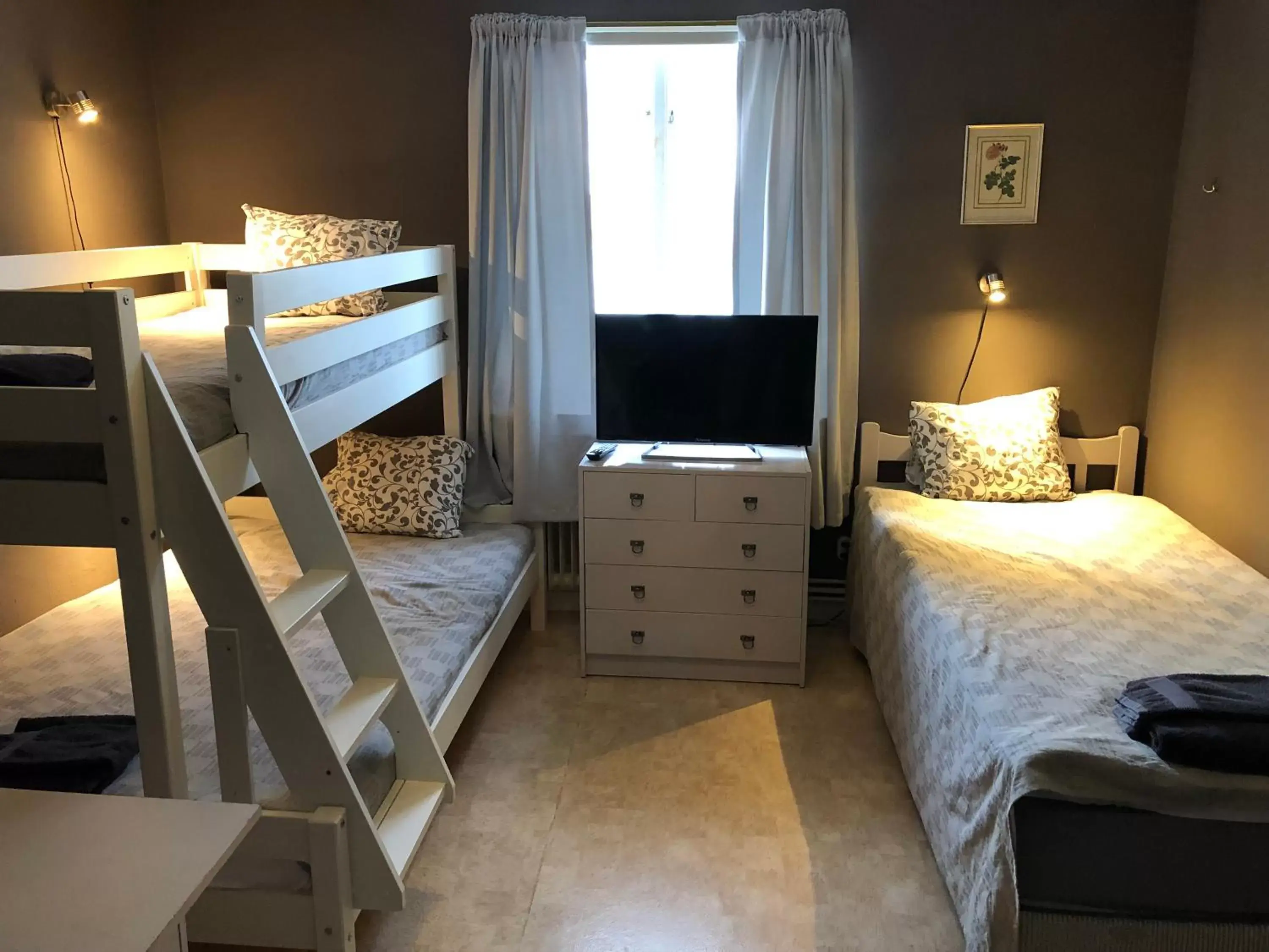 Economy Triple Room with Shared Bathroom in Brunsbo G:a Biskopsgård Hotell & Konferens Economy Triple Room with Shared Bathroom in Brunsbo G:a Biskopsgård Hotell & Konferens