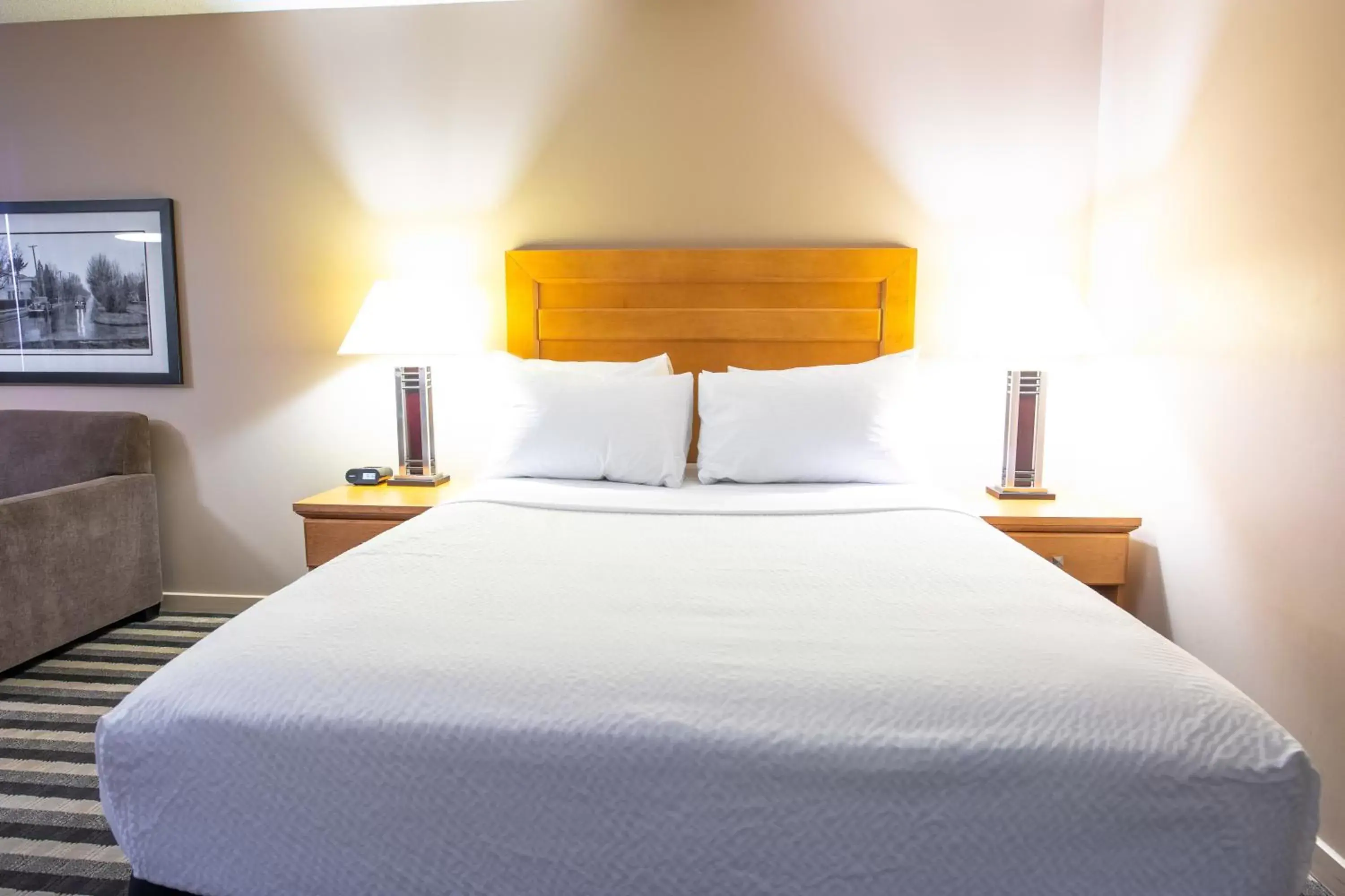 Deluxe Queen Room - Non-Smoking in Royal Hotel West Edmonton, Trademark Collection by Wyndham Deluxe Queen Room - Non-Smoking in Royal Hotel West Edmonton, Trademark Collection by Wyndham